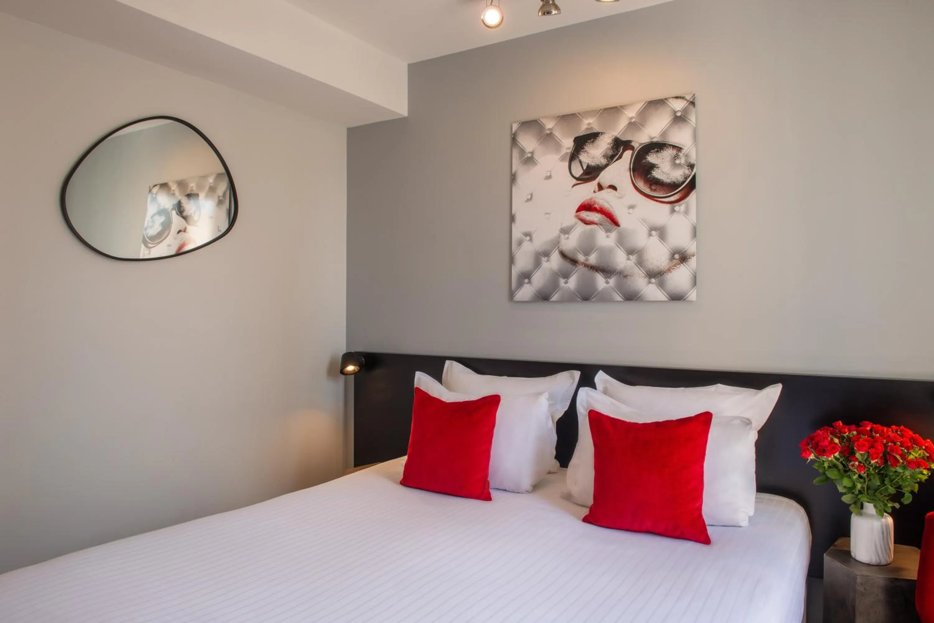 Bedroom, Bed in Helussi Hôtel