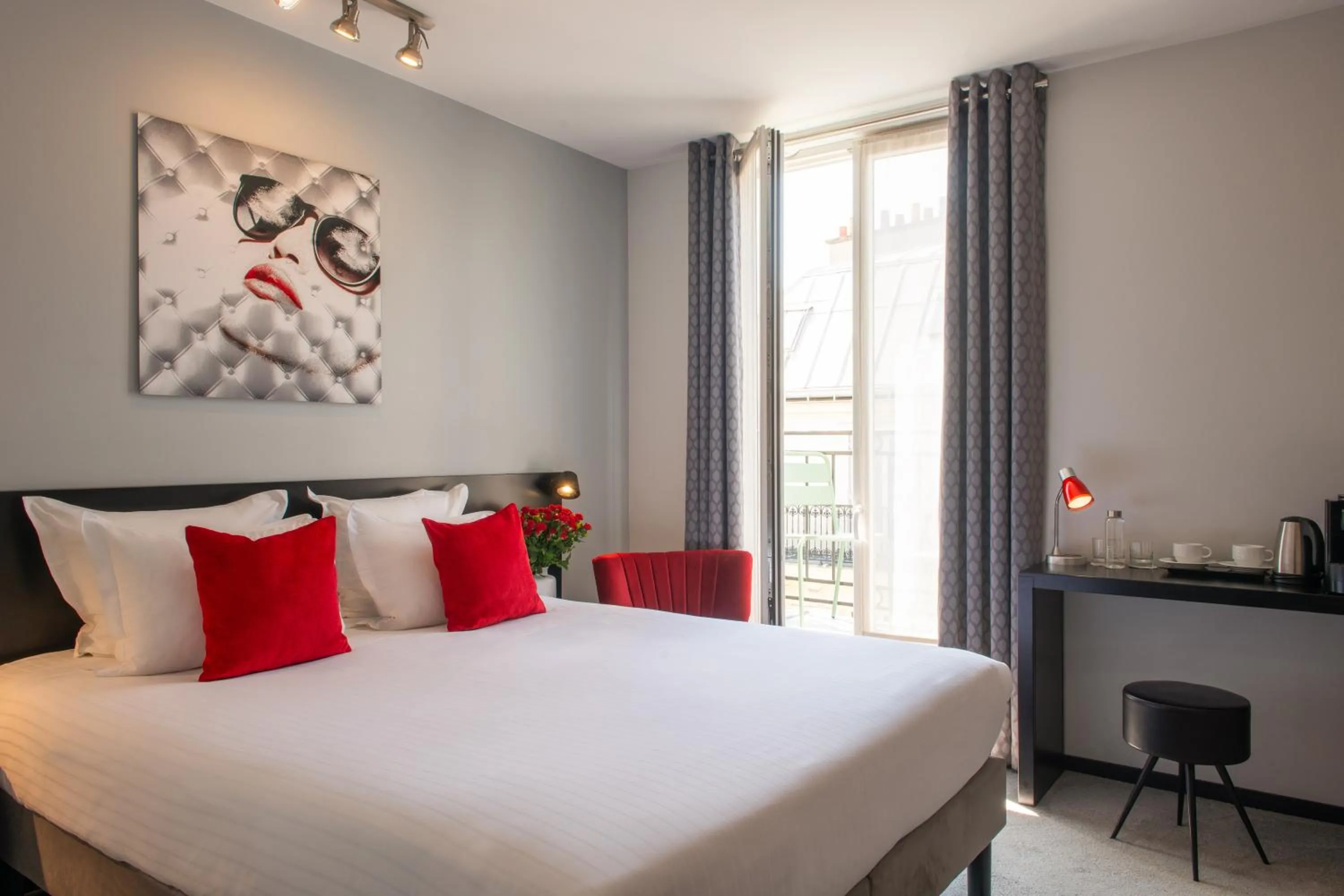 Photo of the whole room, Bed in Helussi Hôtel