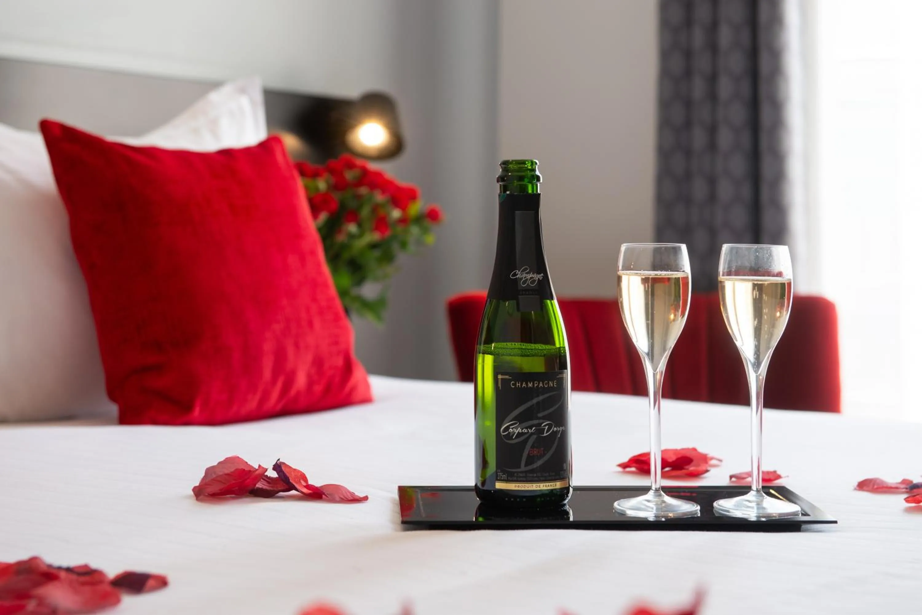 Photo of the whole room, Bed in Helussi Hôtel