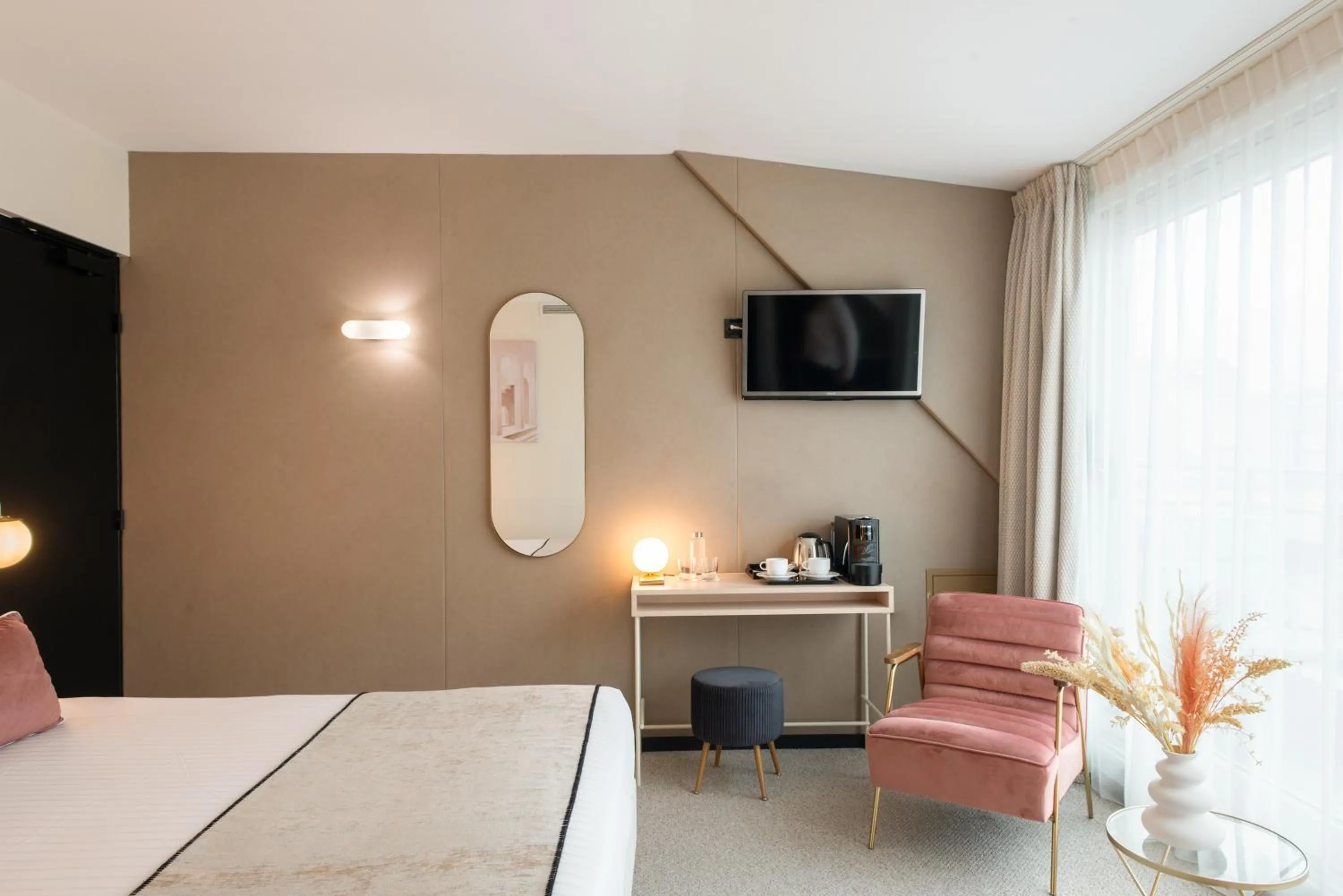 Photo of the whole room, Bed in Helussi Hôtel