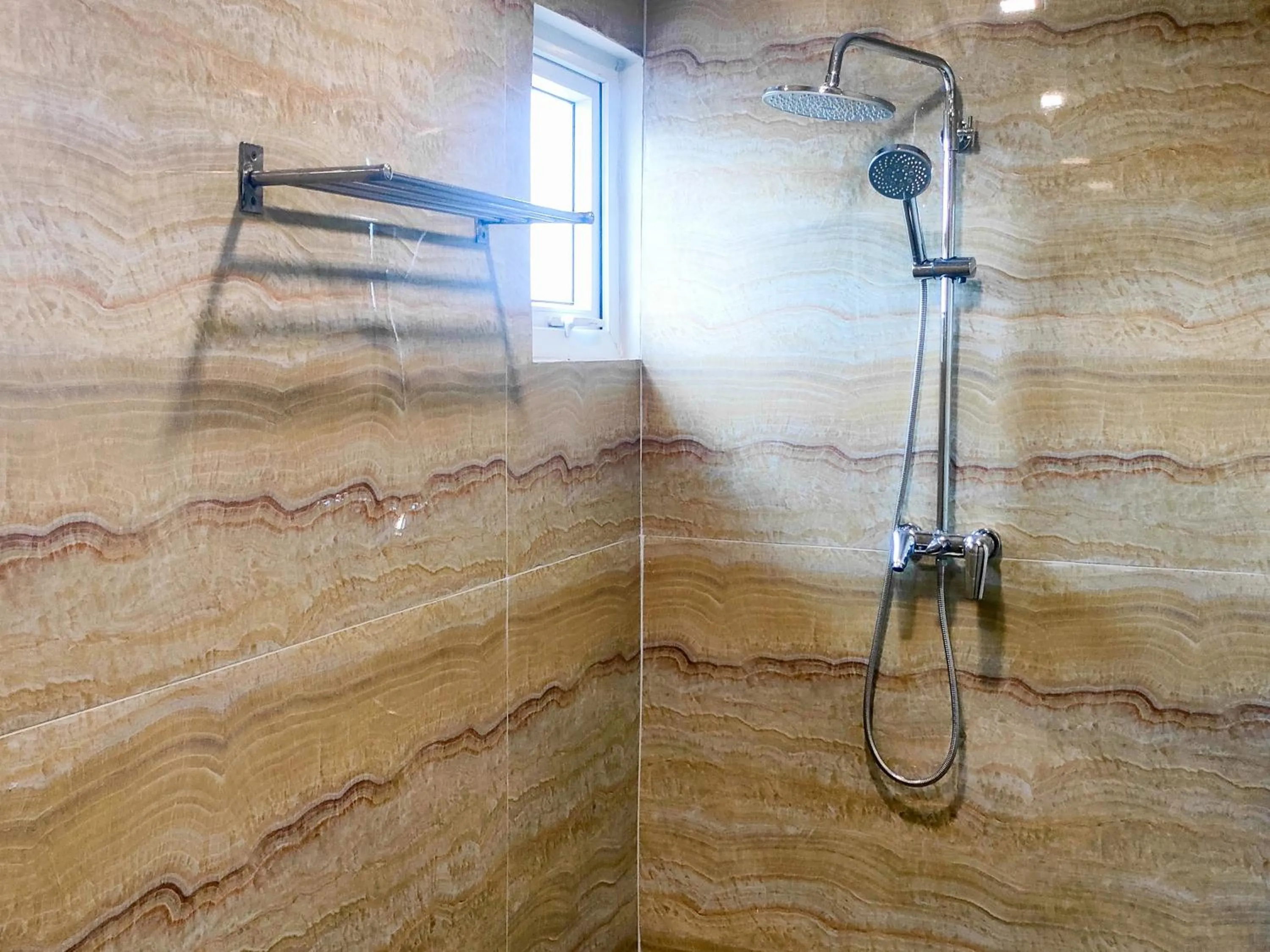 Shower in Travel Biz Hotel Medan Mitra RedDoorz