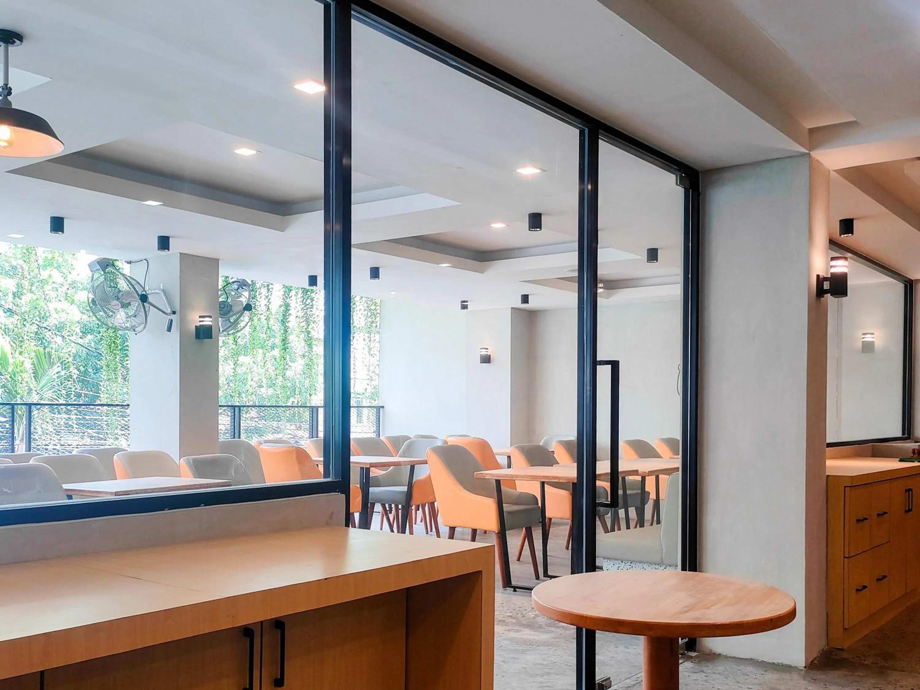 Seating area in Travel Biz Hotel Medan Mitra RedDoorz