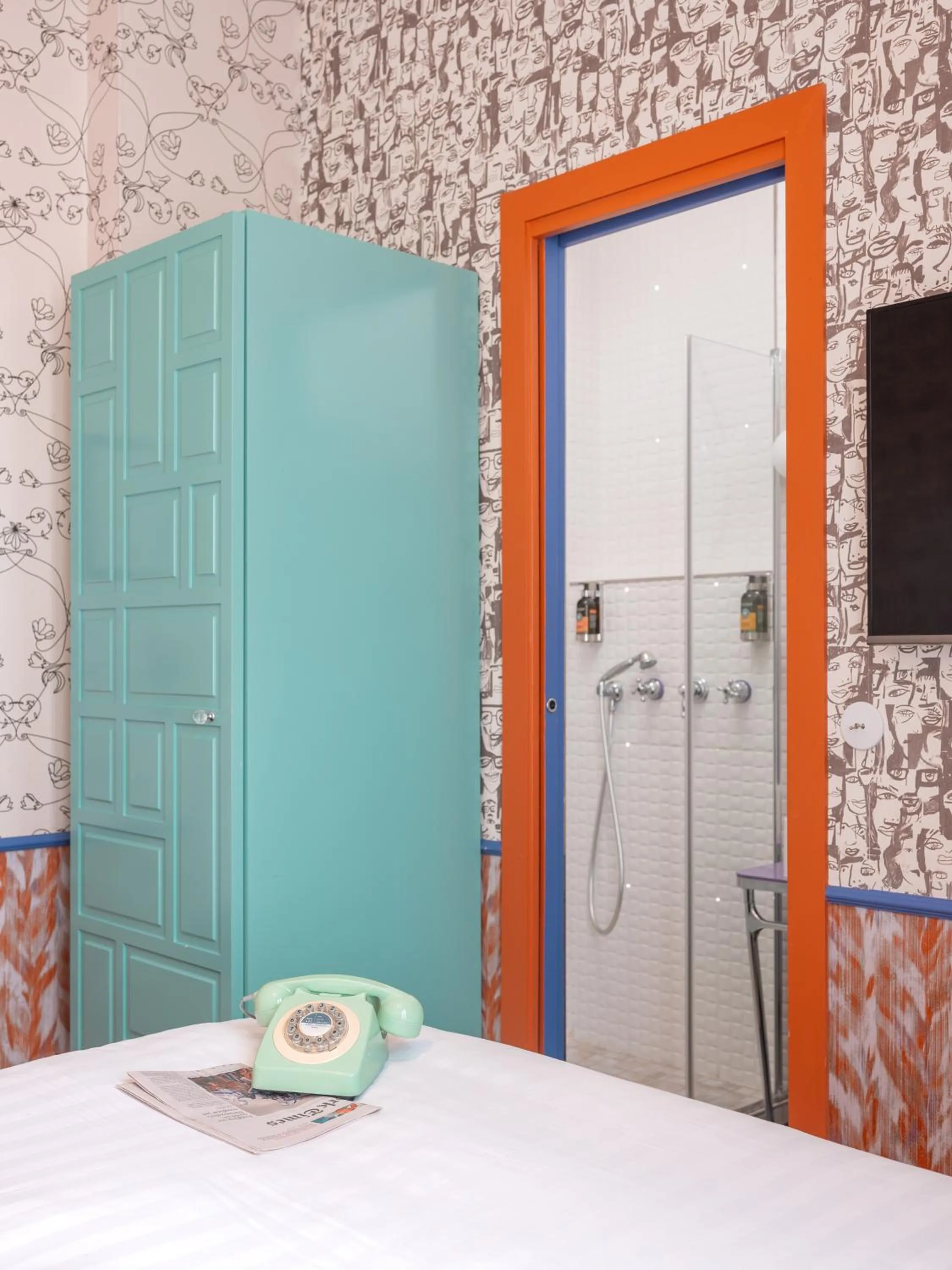 Bedroom, Bed in Hôtel Crayon Rouge - Louvre Palais Royal