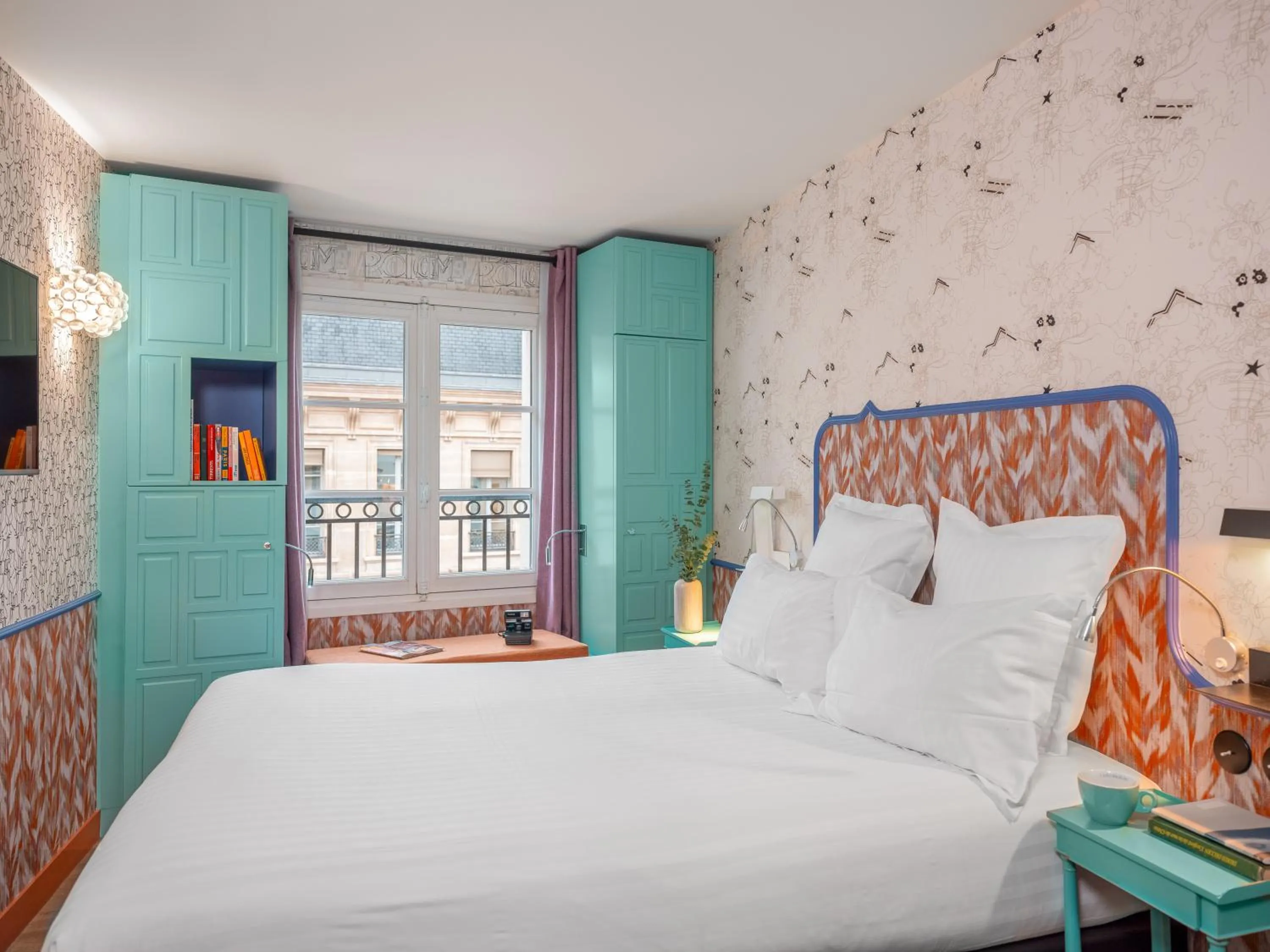 Bedroom, Bed in Hôtel Crayon Rouge - Louvre Palais Royal