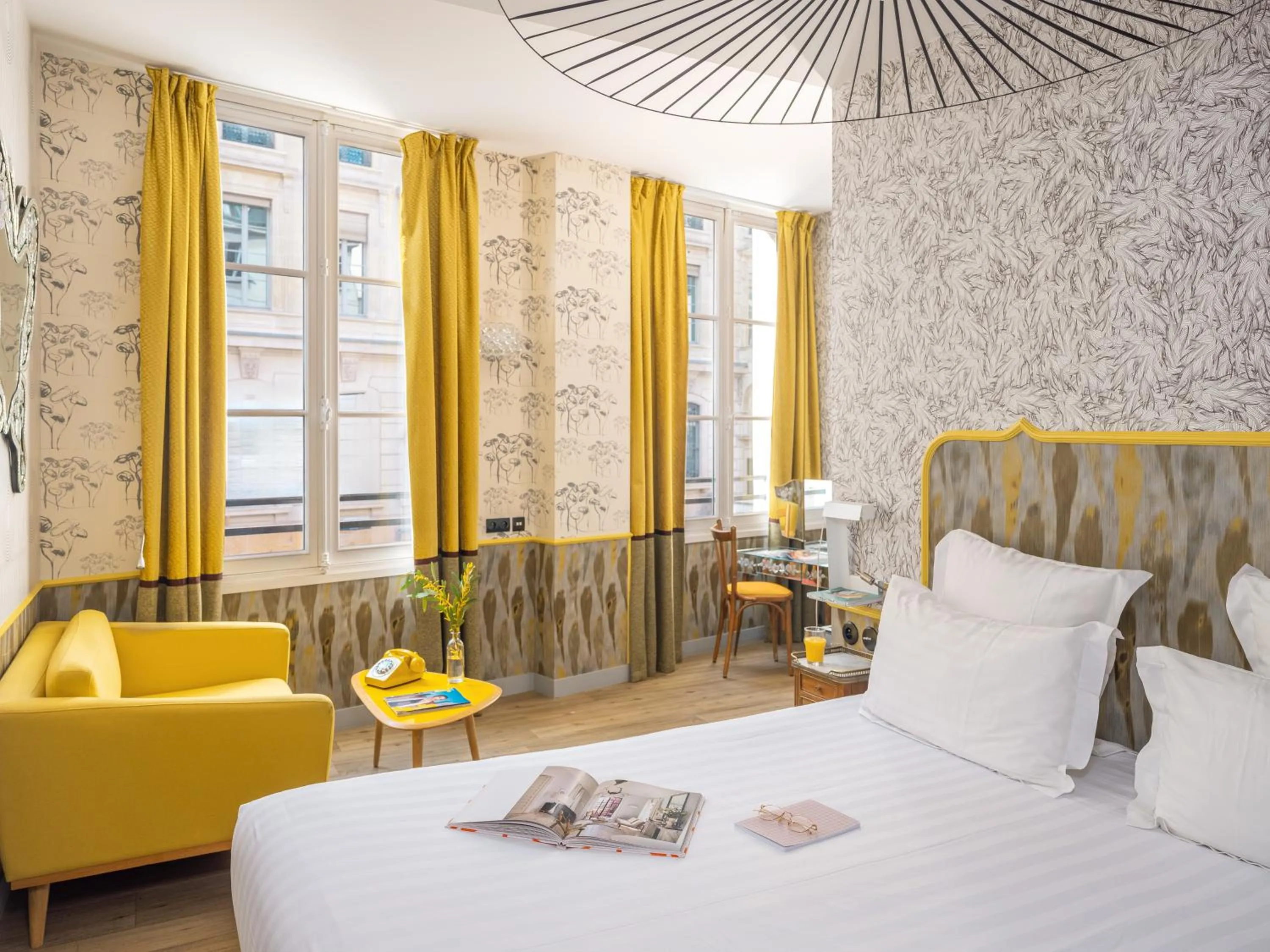 Bedroom, Bed in Hôtel Crayon Rouge - Louvre Palais Royal