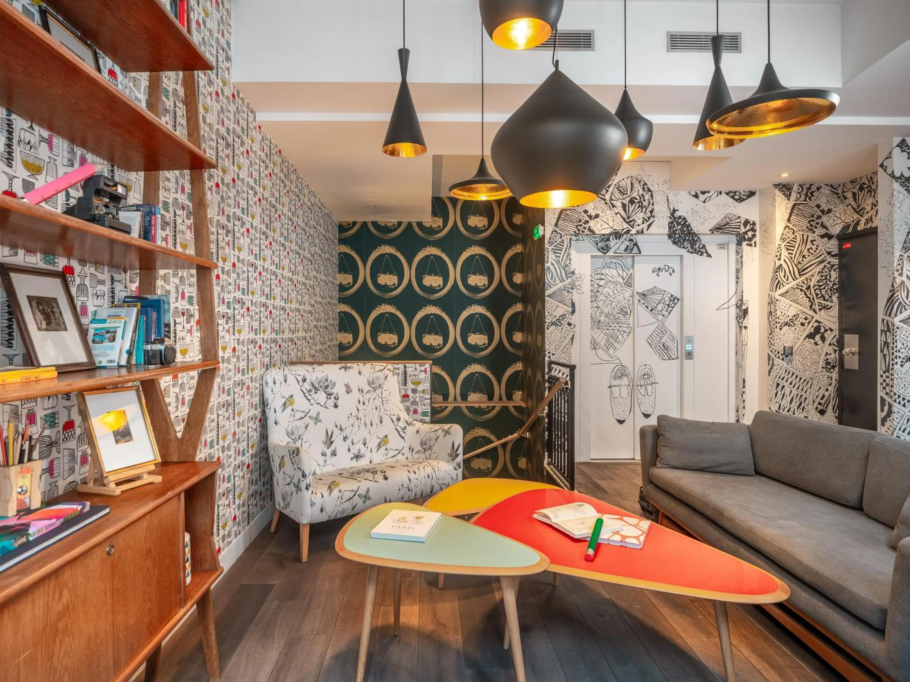 Lobby or reception in Hôtel Crayon Rouge - Louvre Palais Royal