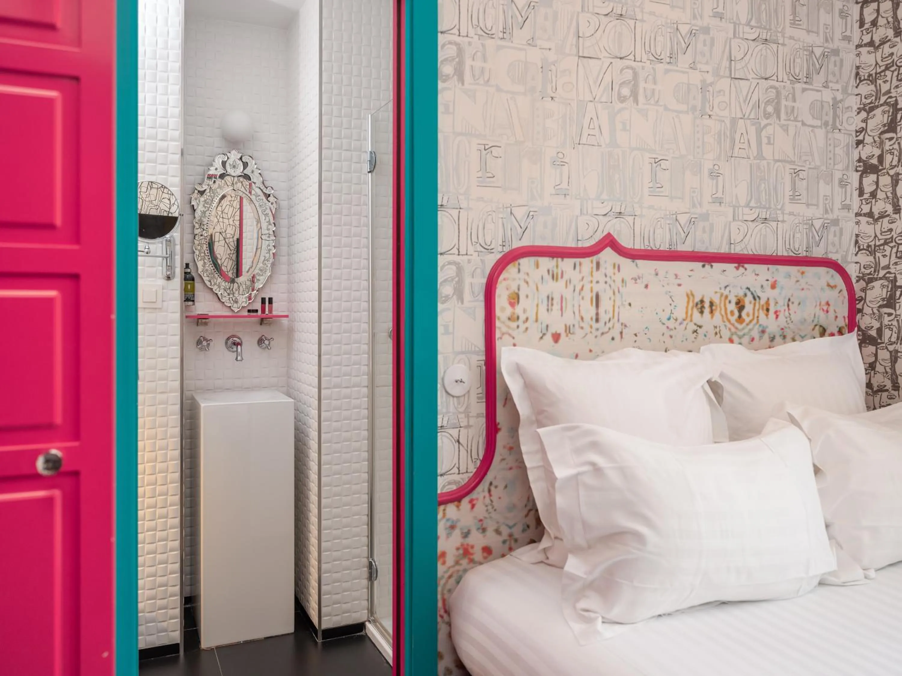 Bedroom, Bed in Hôtel Crayon Rouge - Louvre Palais Royal