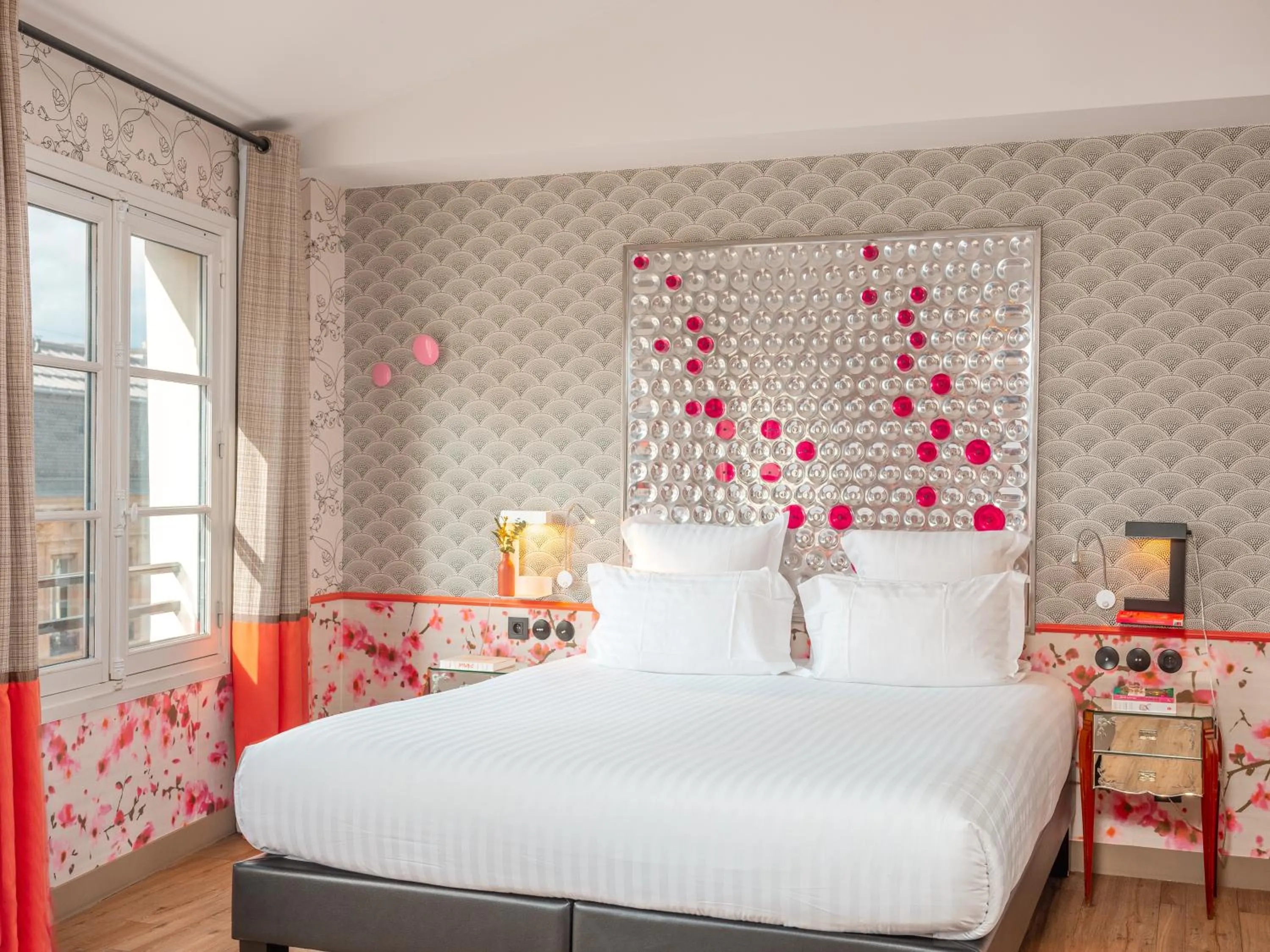 Bed in Hôtel Crayon Rouge - Louvre Palais Royal