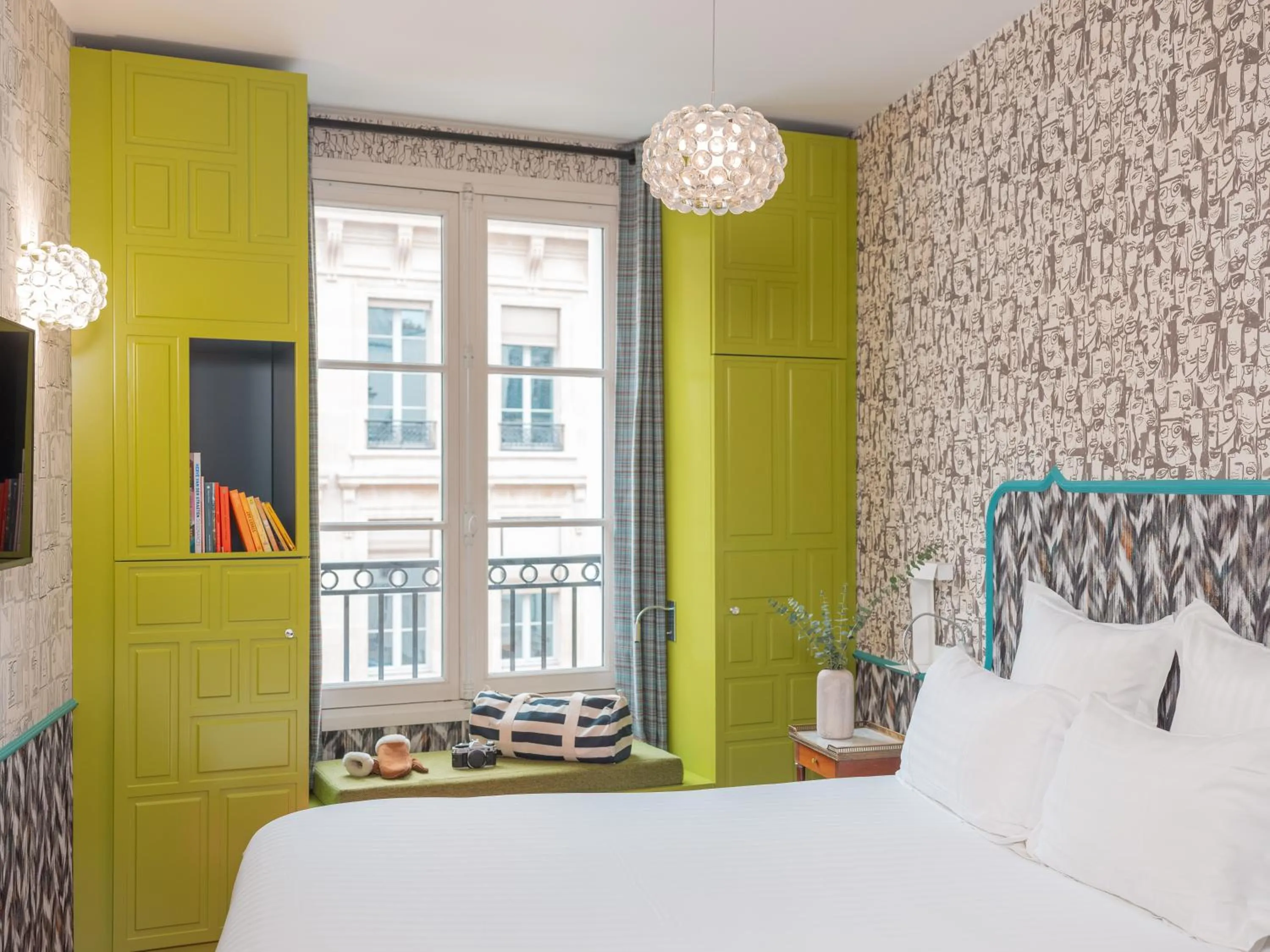 Bedroom, Bed in Hôtel Crayon Rouge - Louvre Palais Royal