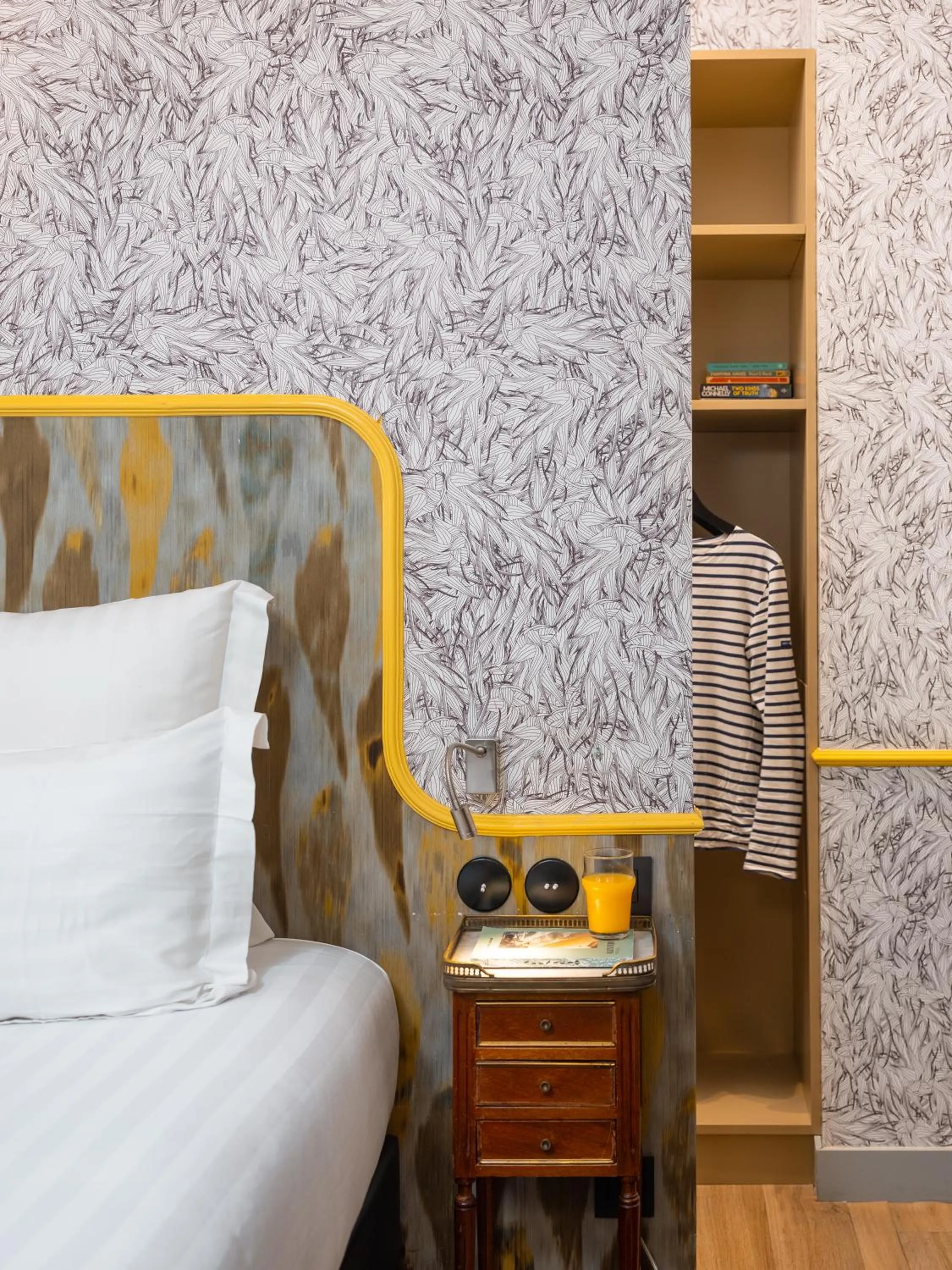 Bedroom, Bed in Hôtel Crayon Rouge - Louvre Palais Royal