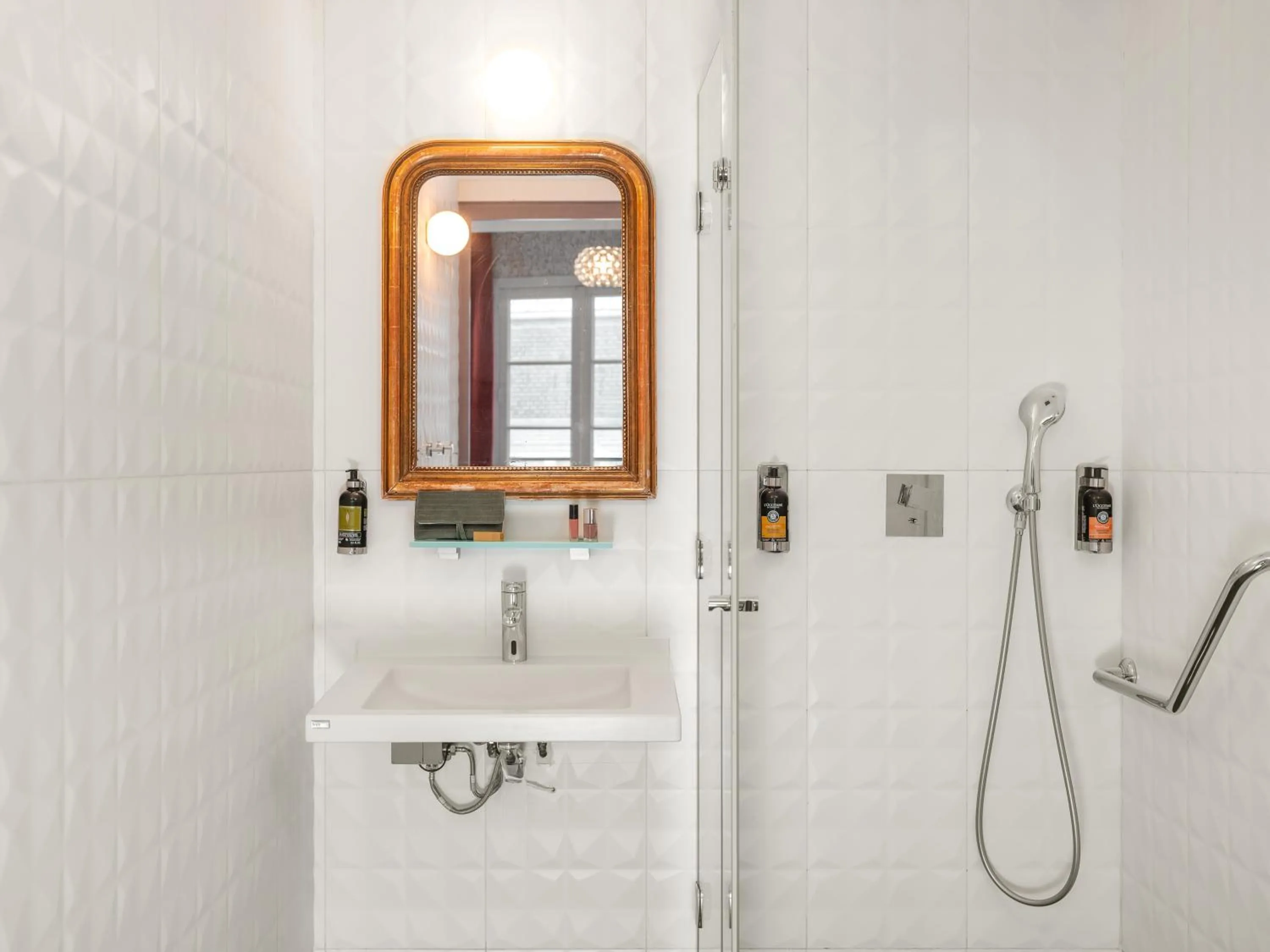 Bathroom in Hôtel Crayon Rouge - Louvre Palais Royal