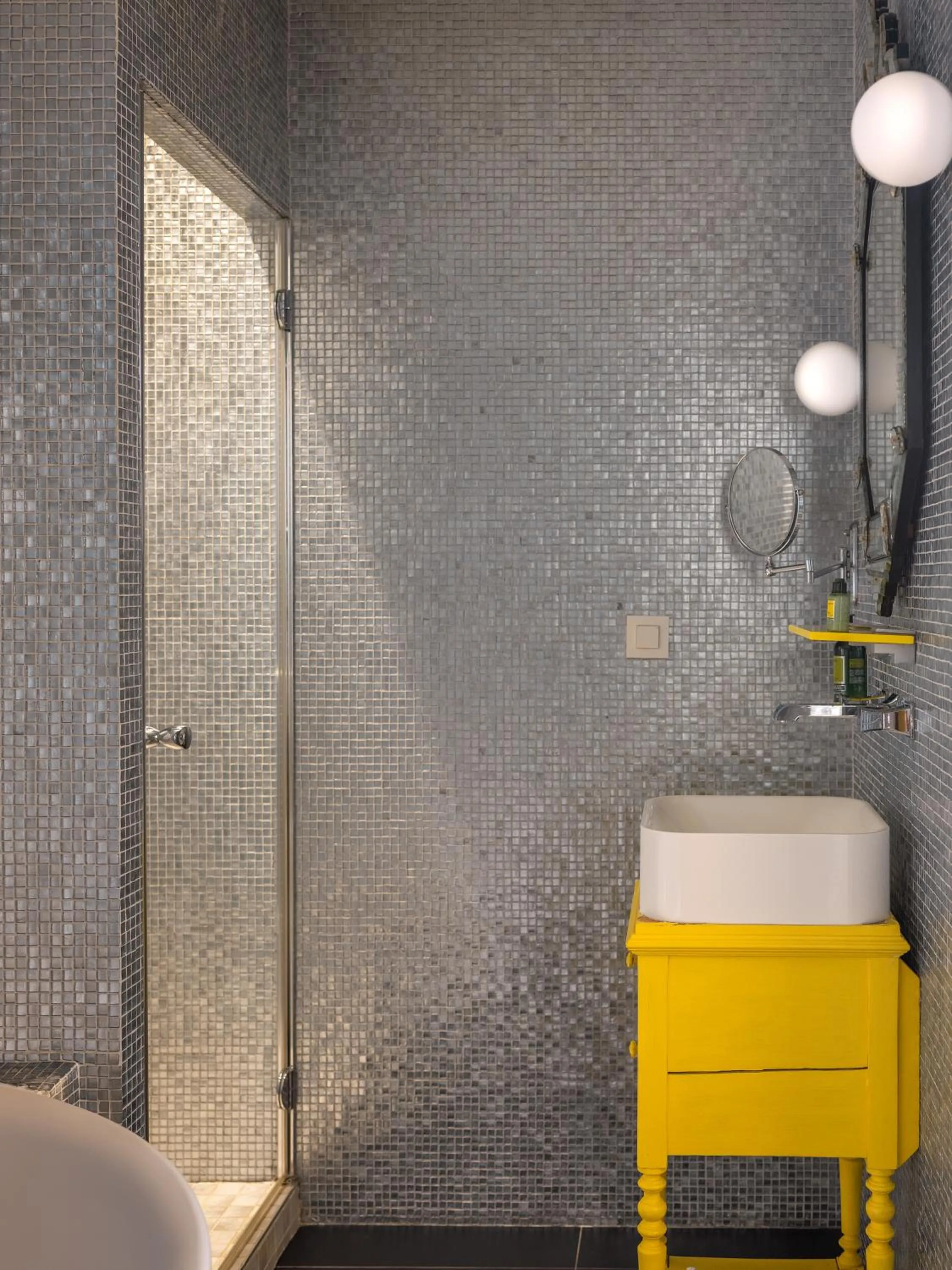 Bathroom in Hôtel Crayon Rouge - Louvre Palais Royal