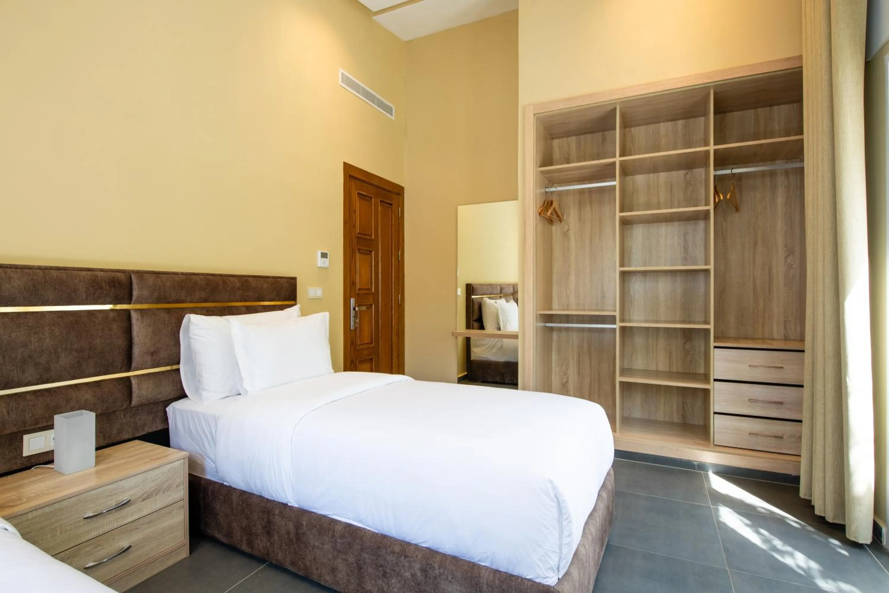 Photo of the whole room, Bed in Atlantic Mnar