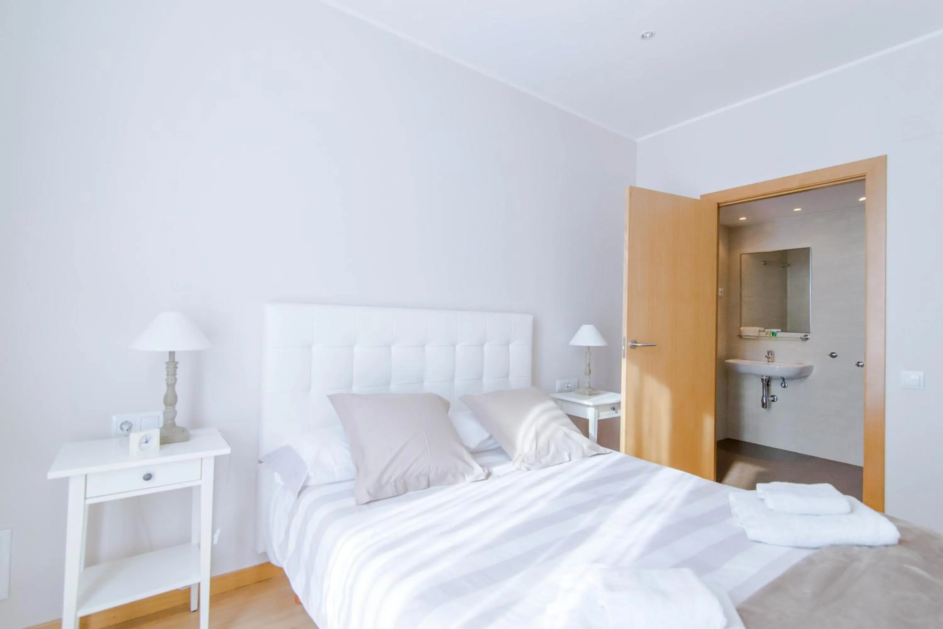 Photo of the whole room, Bed in Pelayo Deluxe Apartments