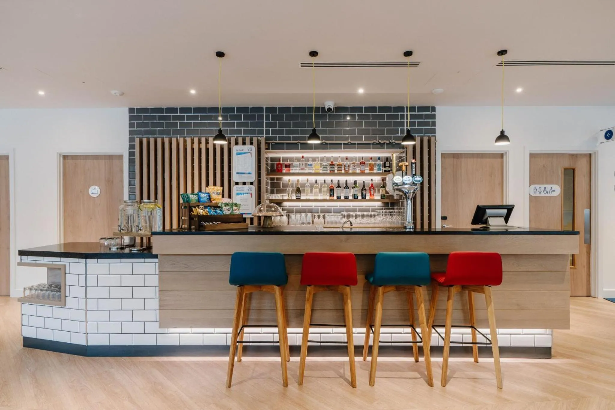 Lounge or bar in Holiday Inn Express Liverpool - Central by IHG