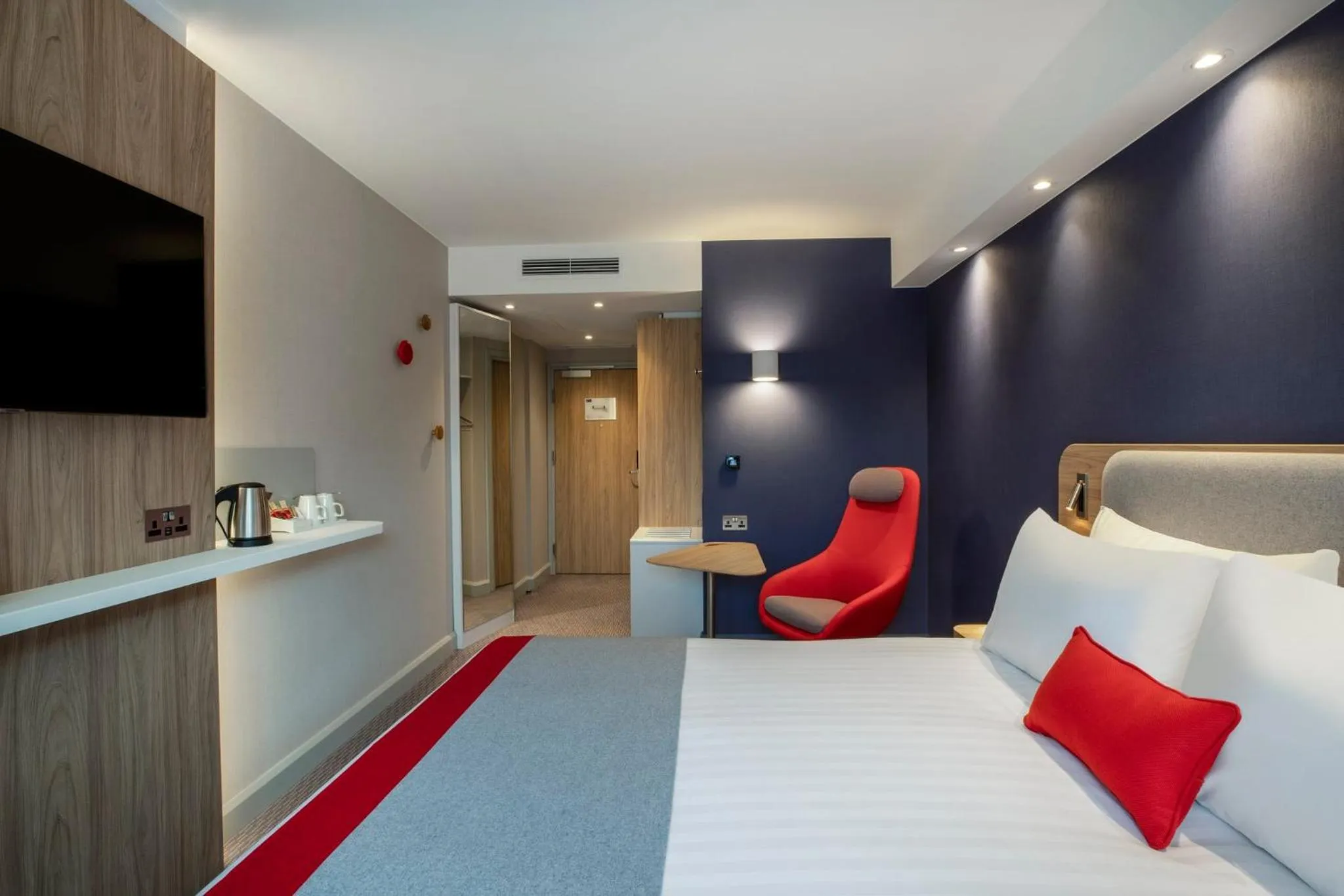 Photo of the whole room, Bed in Holiday Inn Express Liverpool - Central by IHG