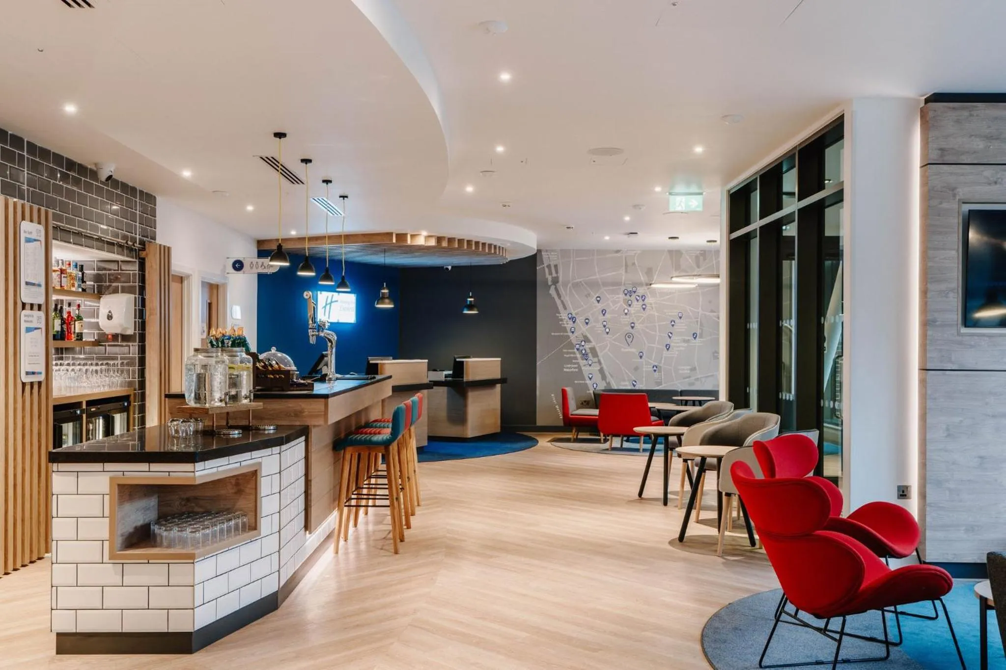 Lounge or bar in Holiday Inn Express Liverpool - Central by IHG