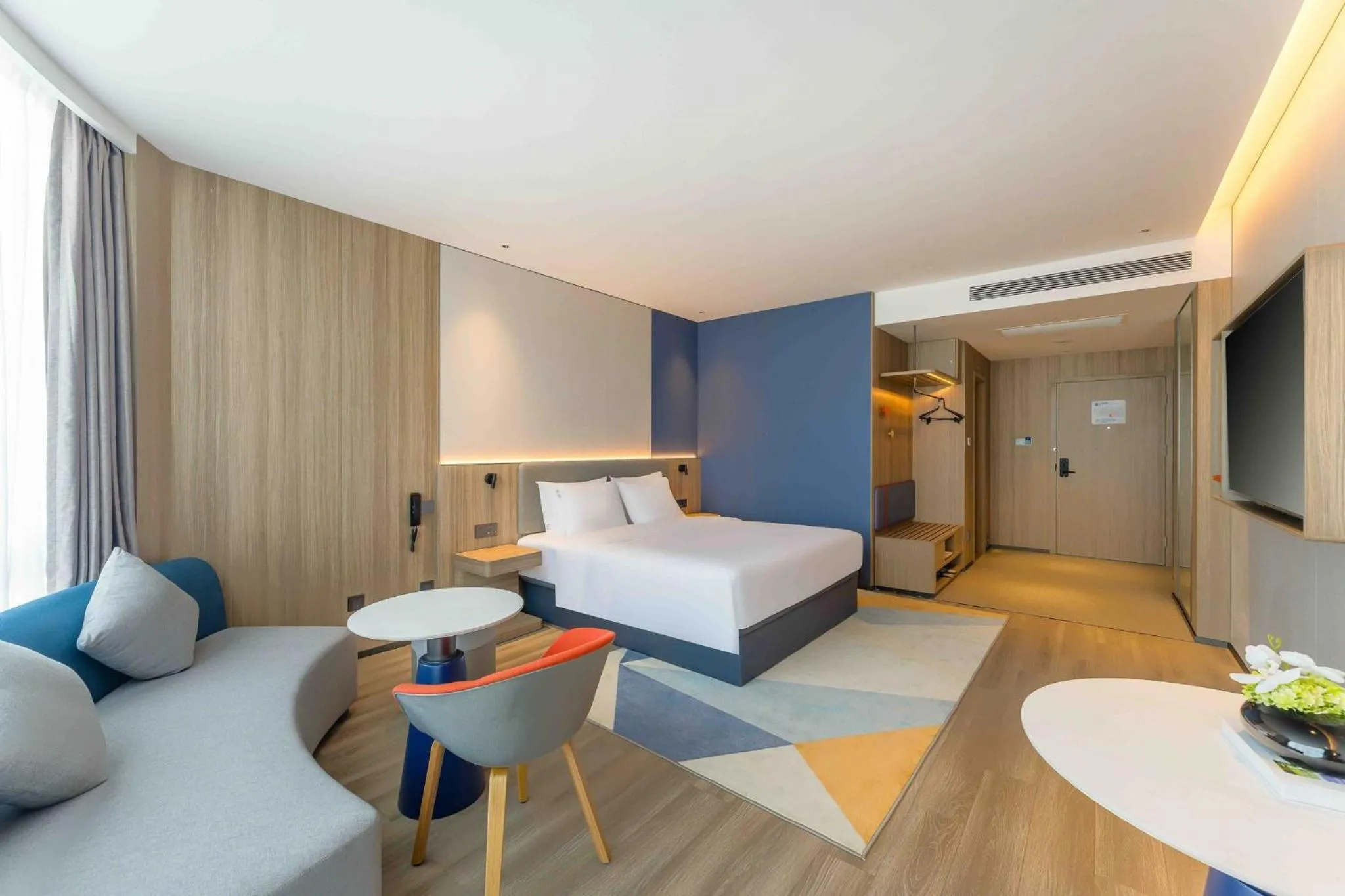 Photo of the whole room, Bed in Holiday Inn Express Hangzhou Airport by IHG