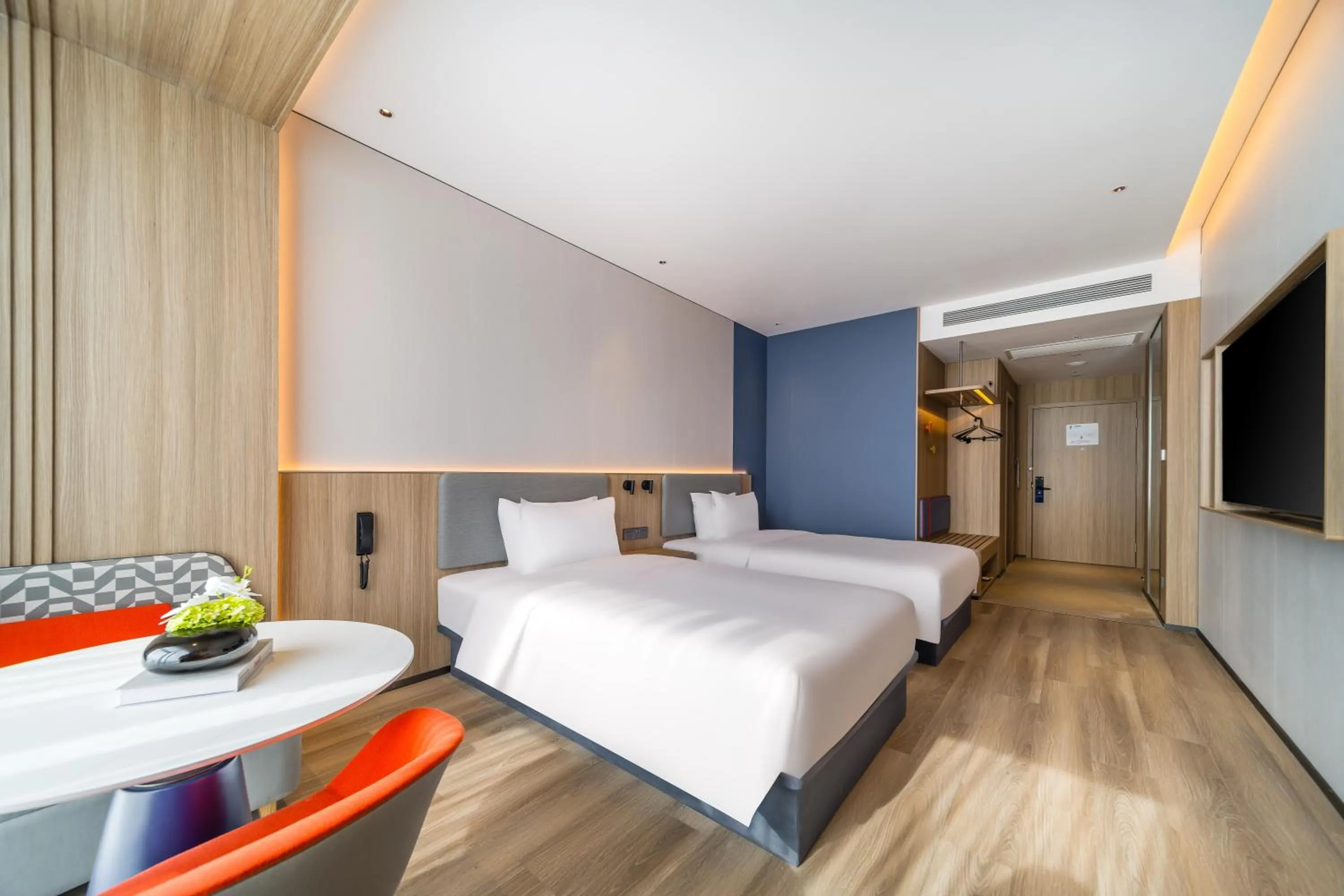 Photo of the whole room, Bed in Holiday Inn Express Hangzhou Airport by IHG