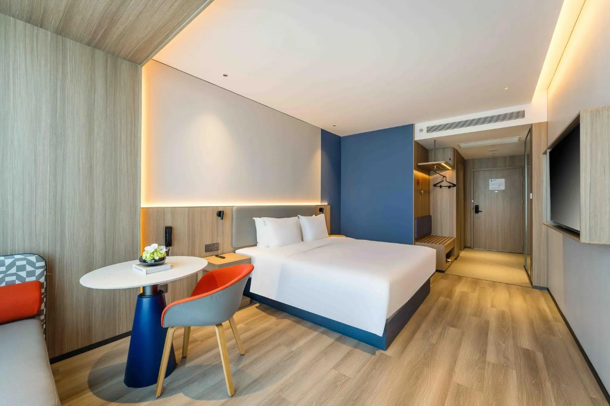 Photo of the whole room, Bed in Holiday Inn Express Hangzhou Airport by IHG