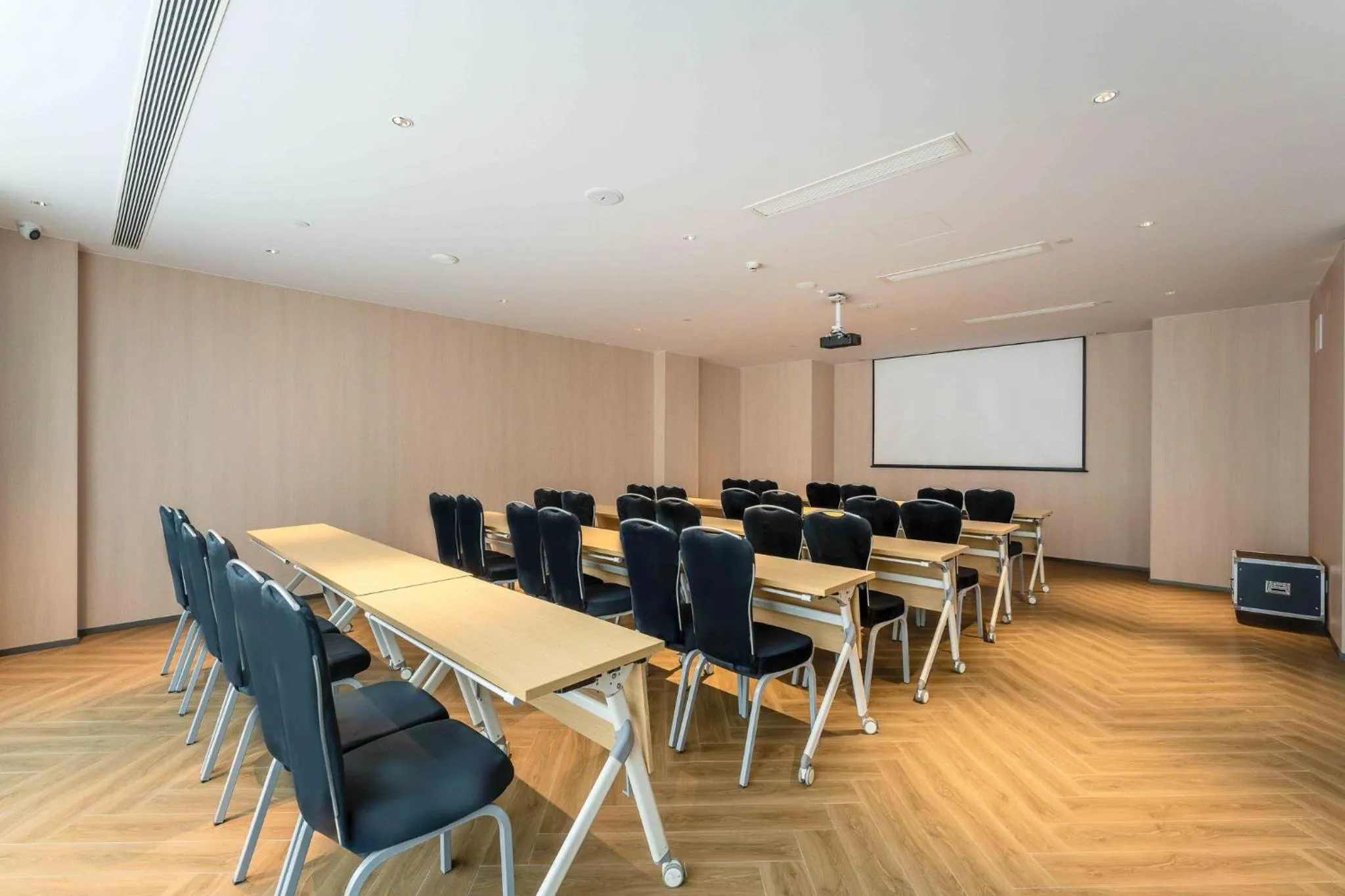 Meeting/conference room in Holiday Inn Express Hangzhou Airport by IHG