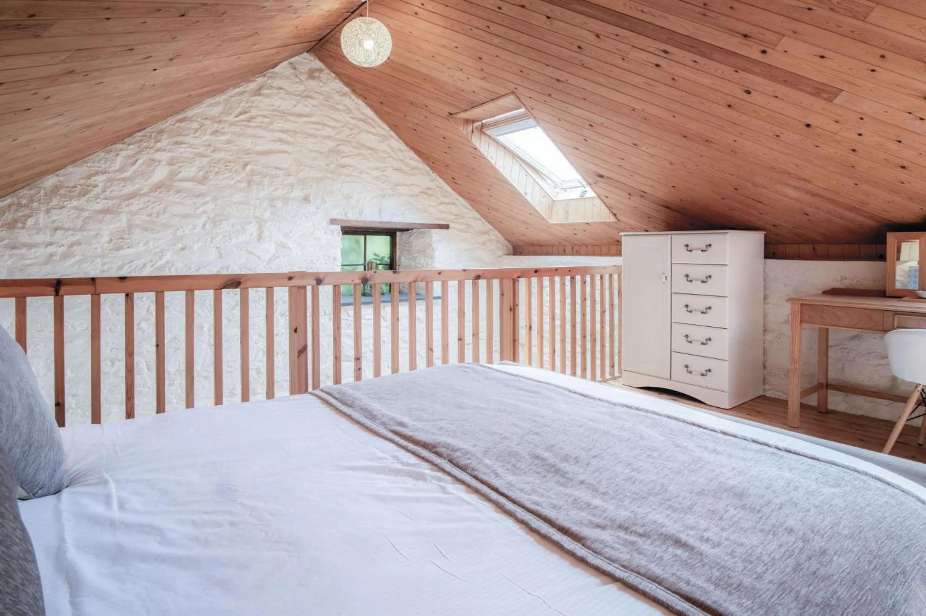 Floor plan, Bed in The Apple Store - 1 Bedroom Cottage - St Ishmaels