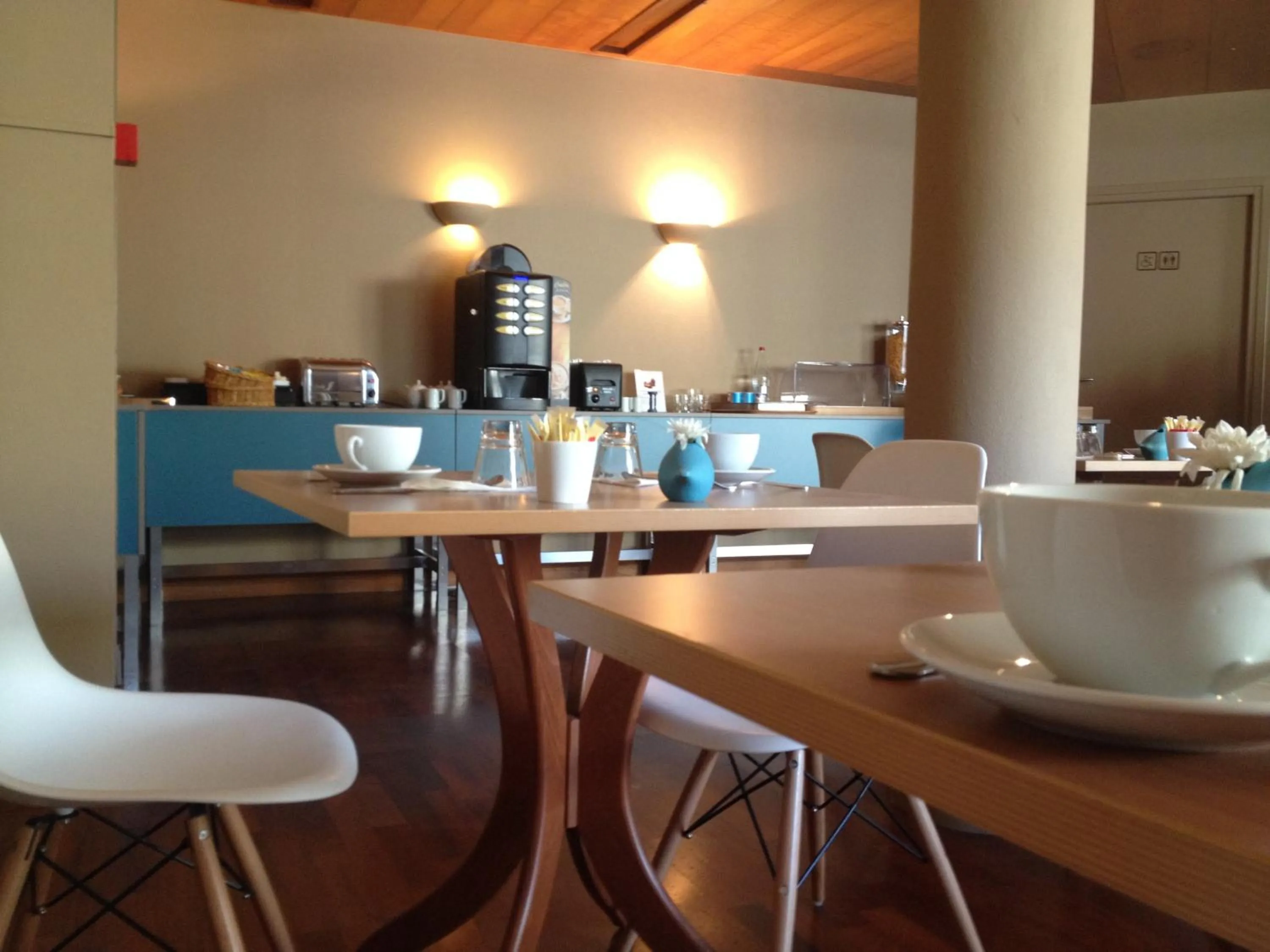 Restaurant/places to eat in Moka Hotel