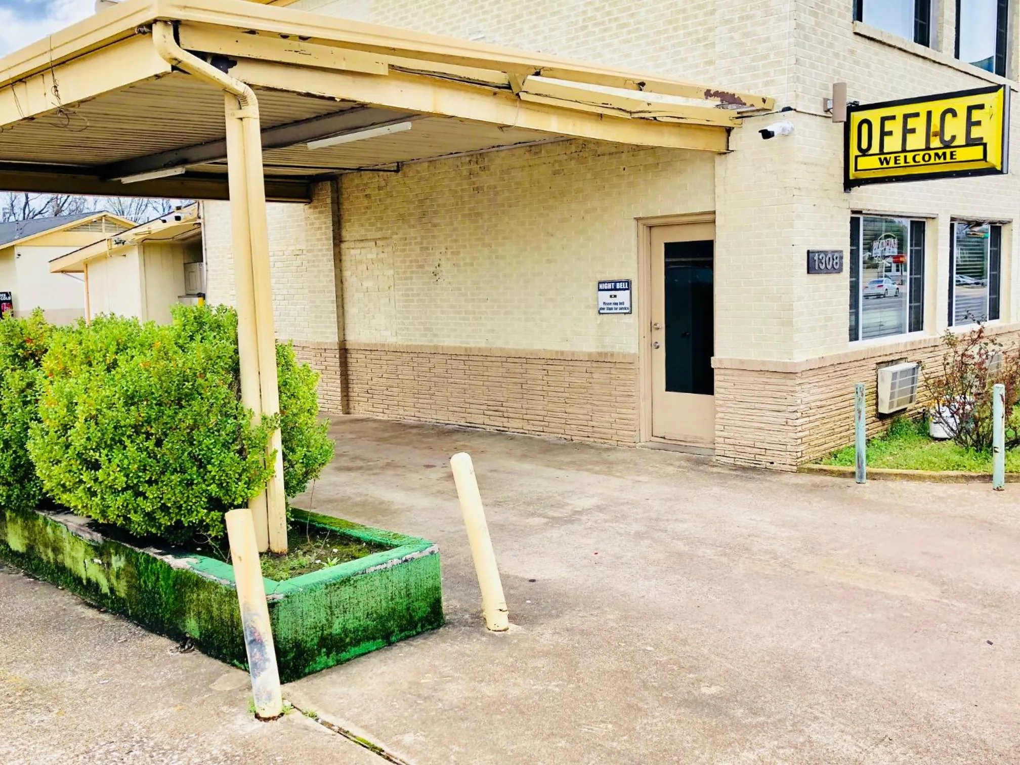 Property building in Sunset Inn Longview