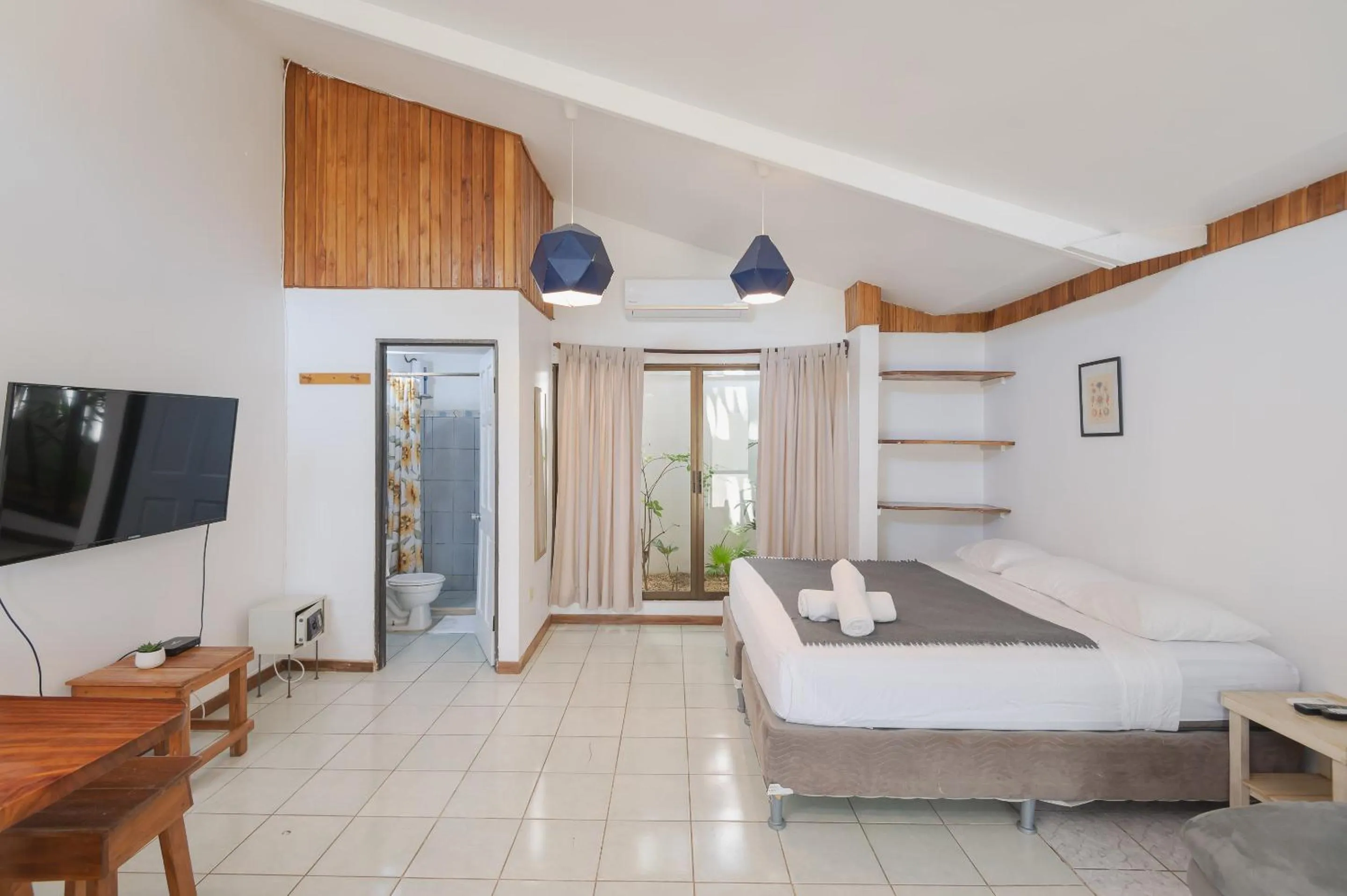 TV and multimedia, Bed in Maoritsio Garden Studios