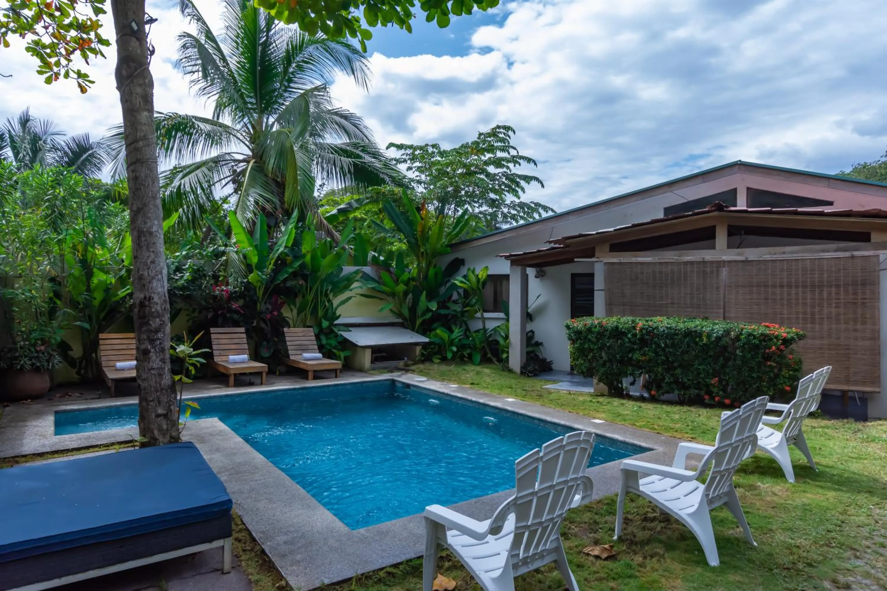 Swimming pool in Maoritsio Garden Studios