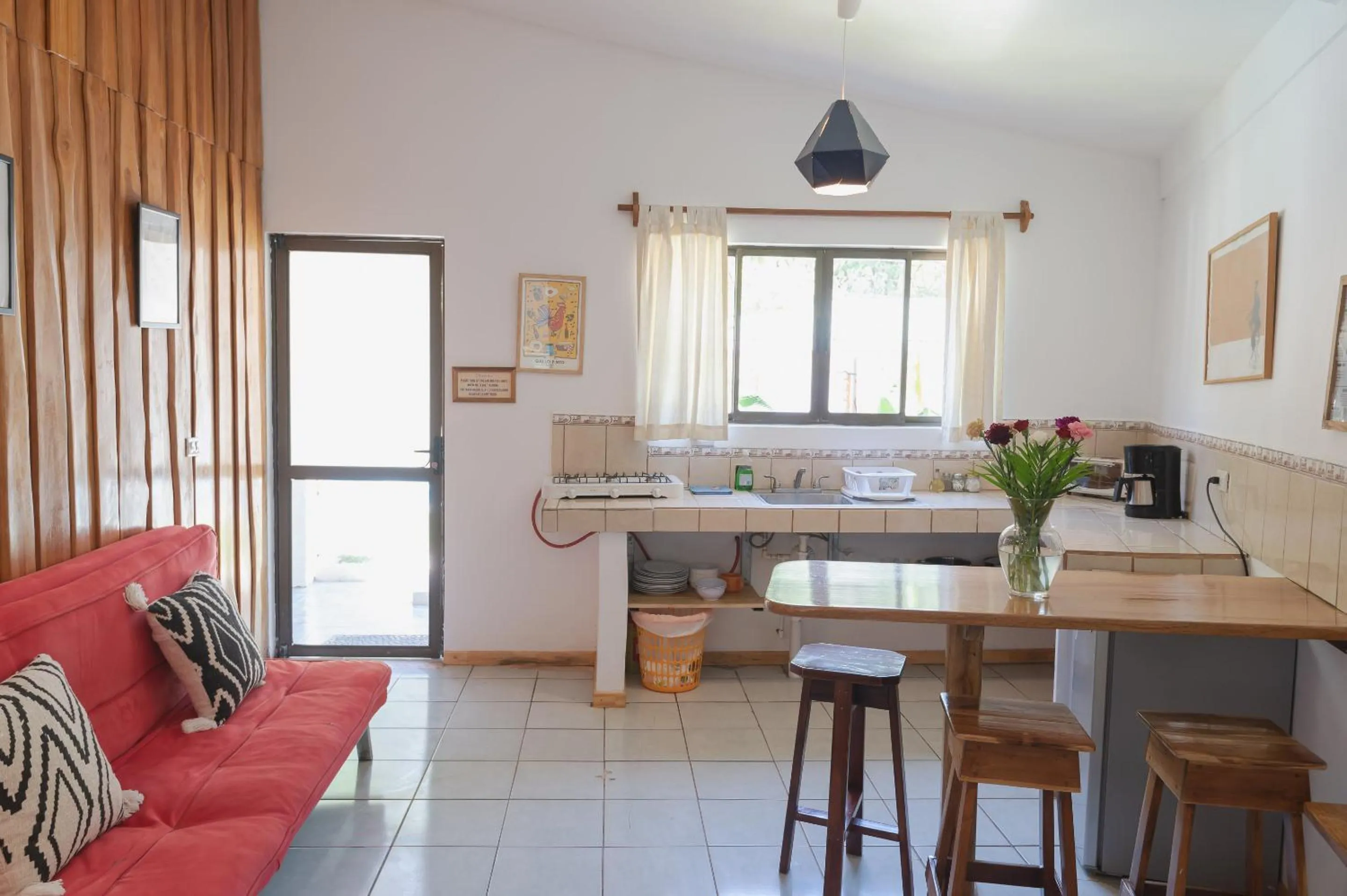 Kitchen or kitchenette in Maoritsio Garden Studios