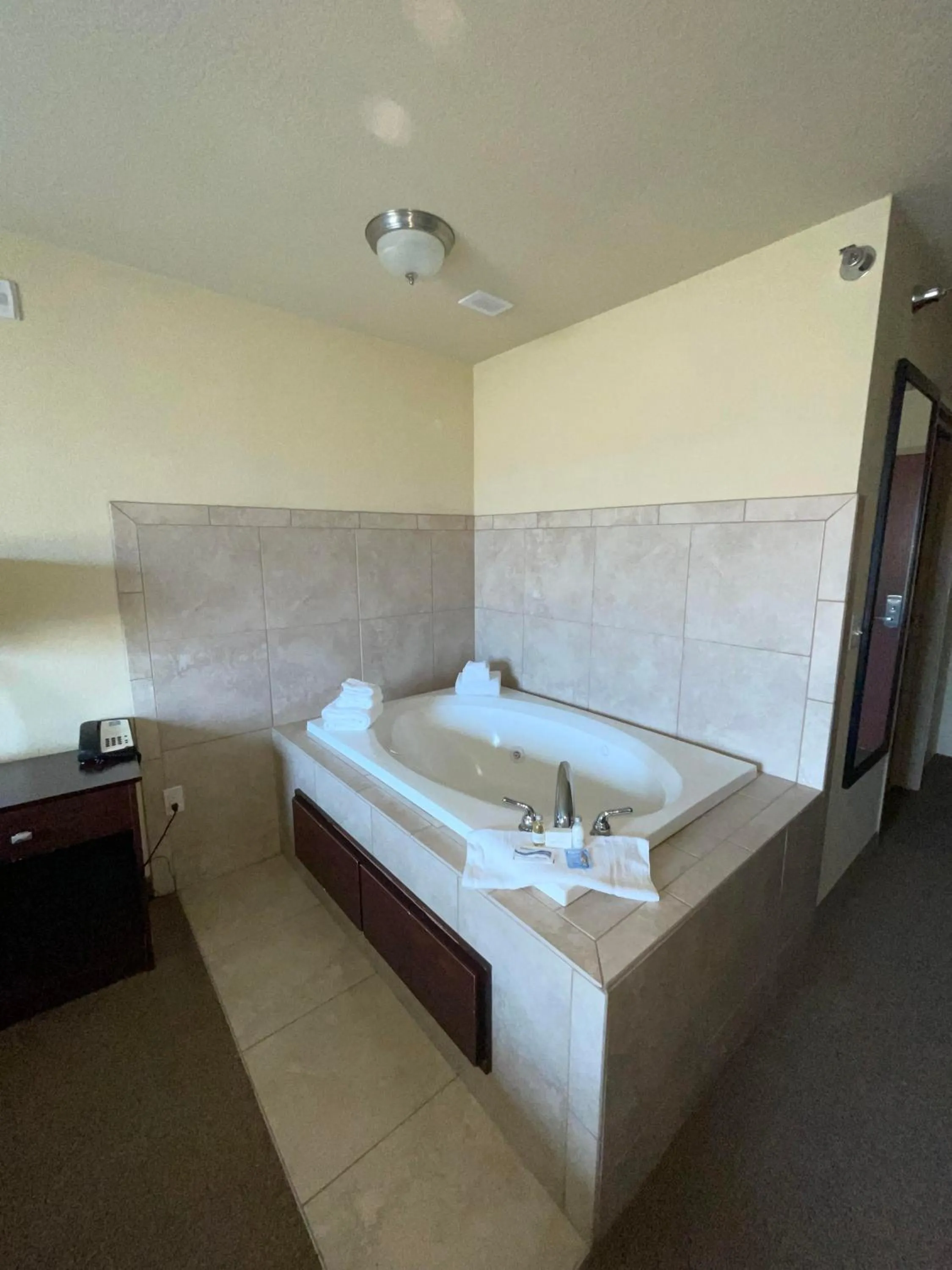 Hot Tub, Bed in AmeriVu inn and Suites - Crookston