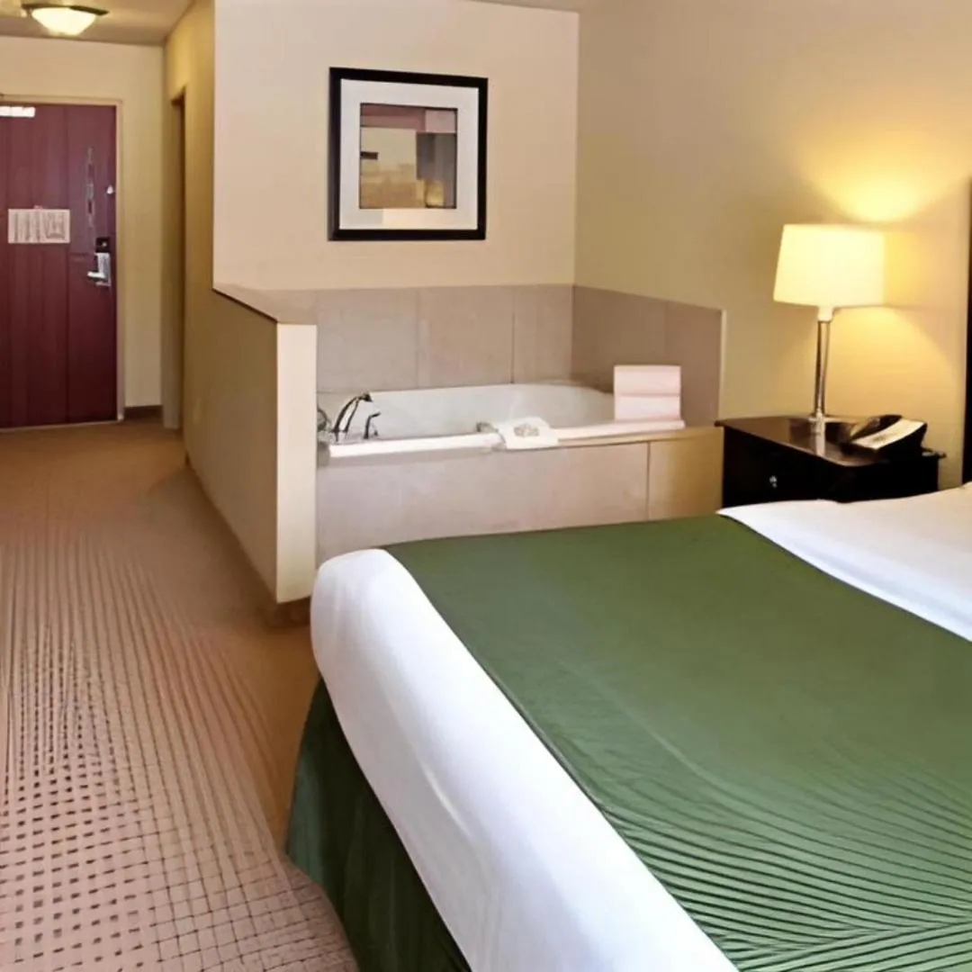Bed in AmeriVu inn and Suites - Crookston