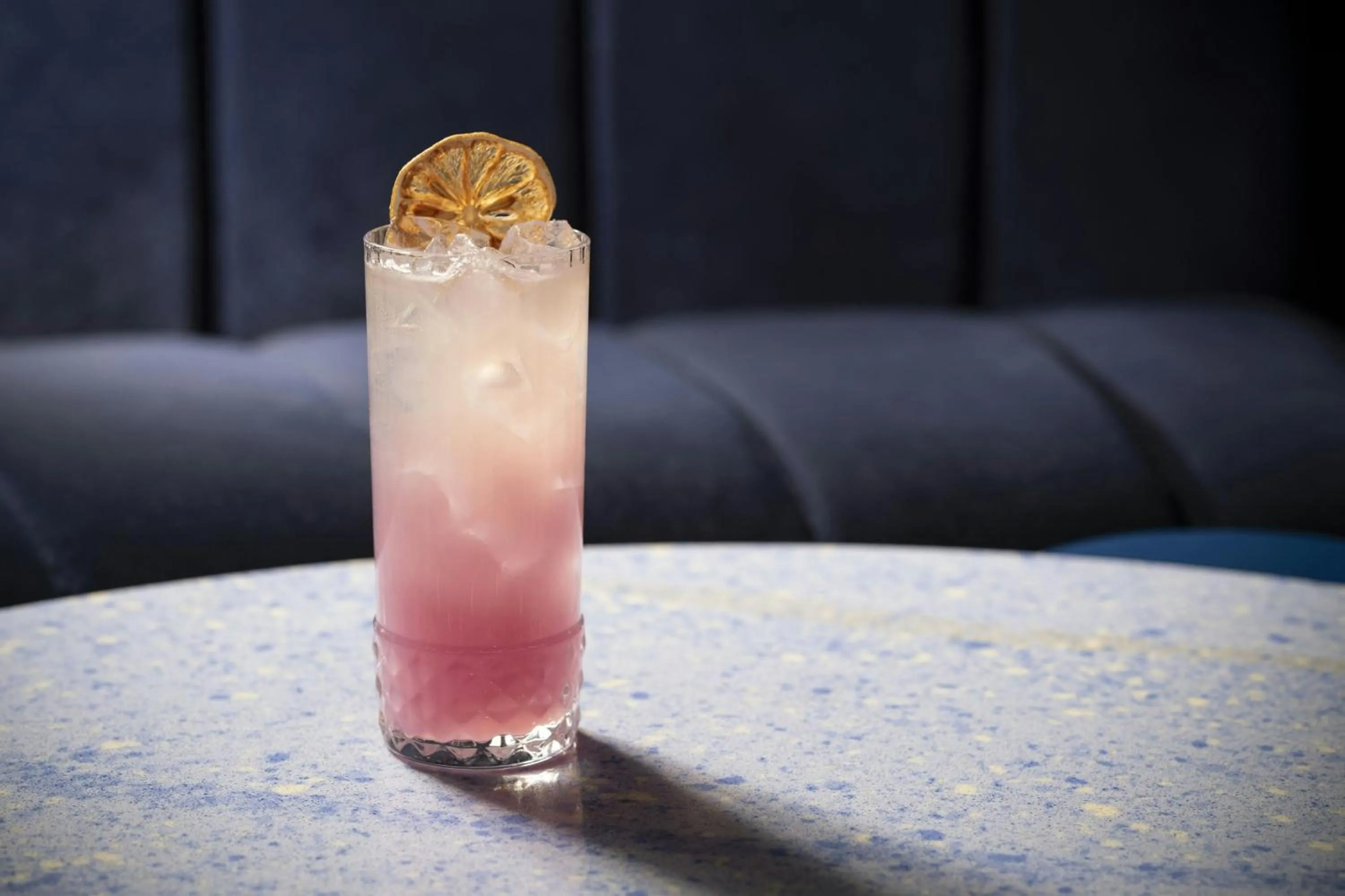 Lounge or bar in Cascade Hotel, Kansas City, a Tribute Portfolio Hotel