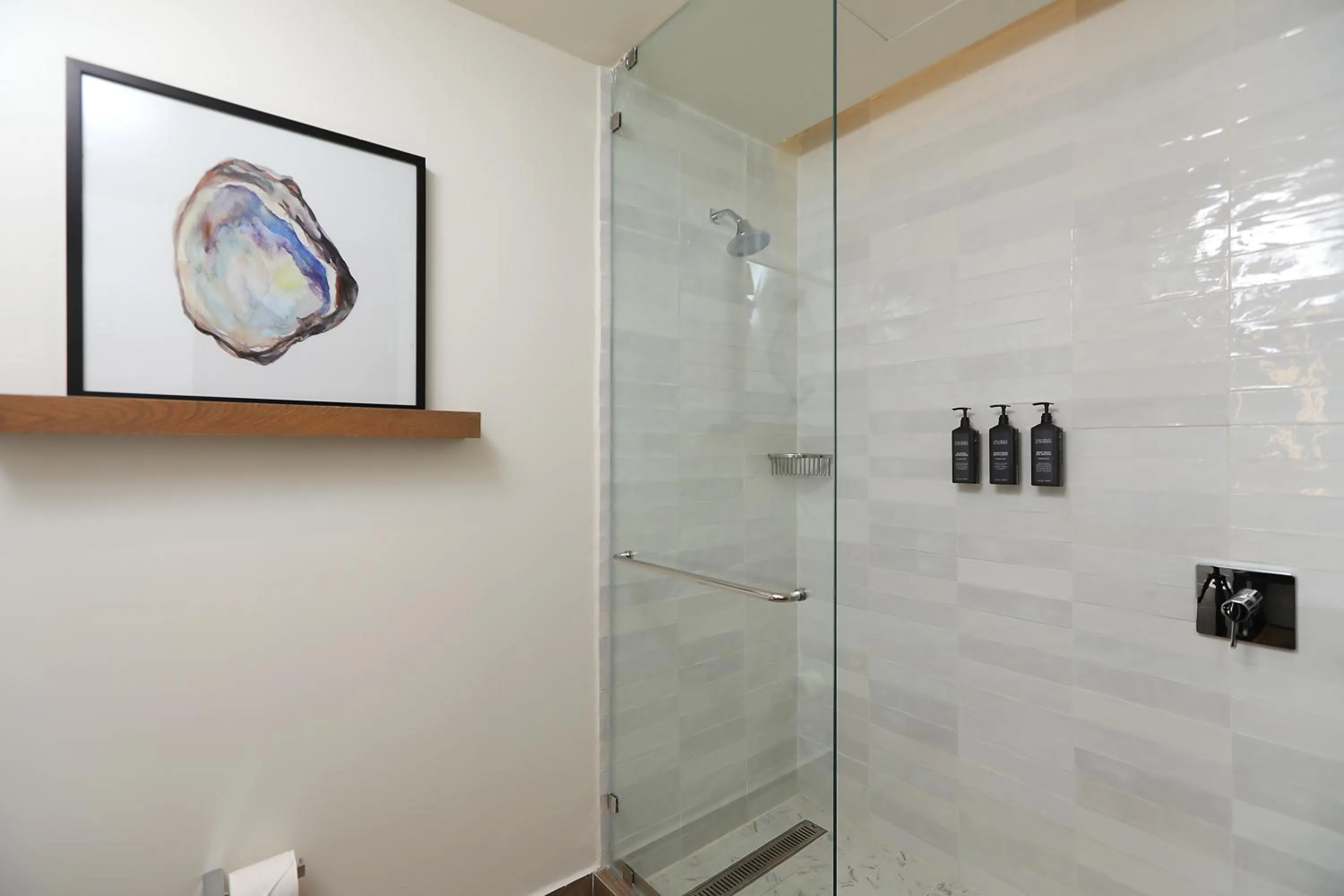 Shower in Courtyard by Marriott Santo Domingo Piantini