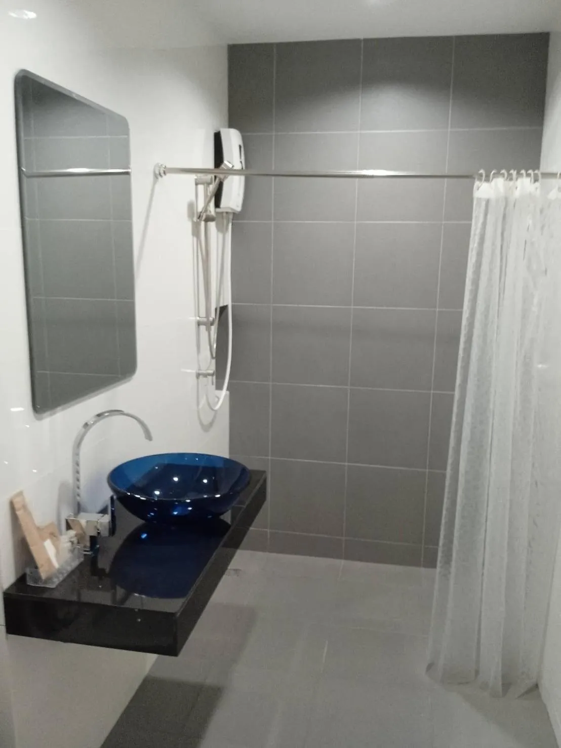 Shower in D Night Suite Hotel