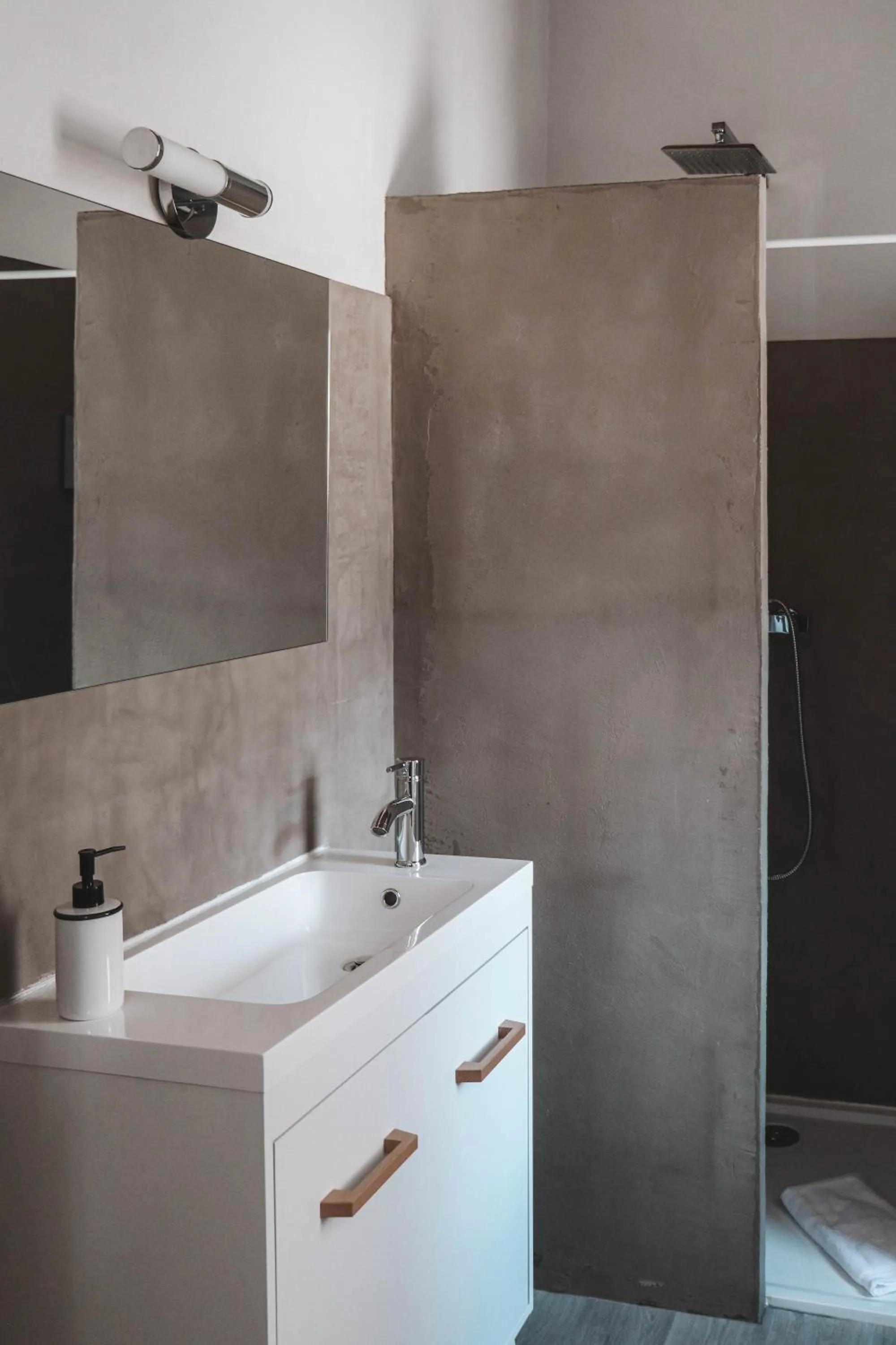 Shower in Maison d'Hotes Delga