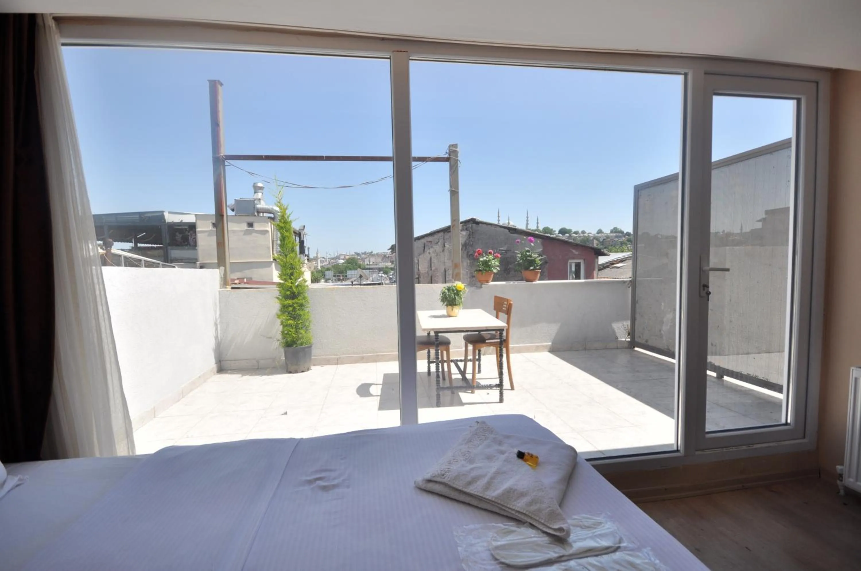 Balcony/Terrace, Bed in Hotel Baykal