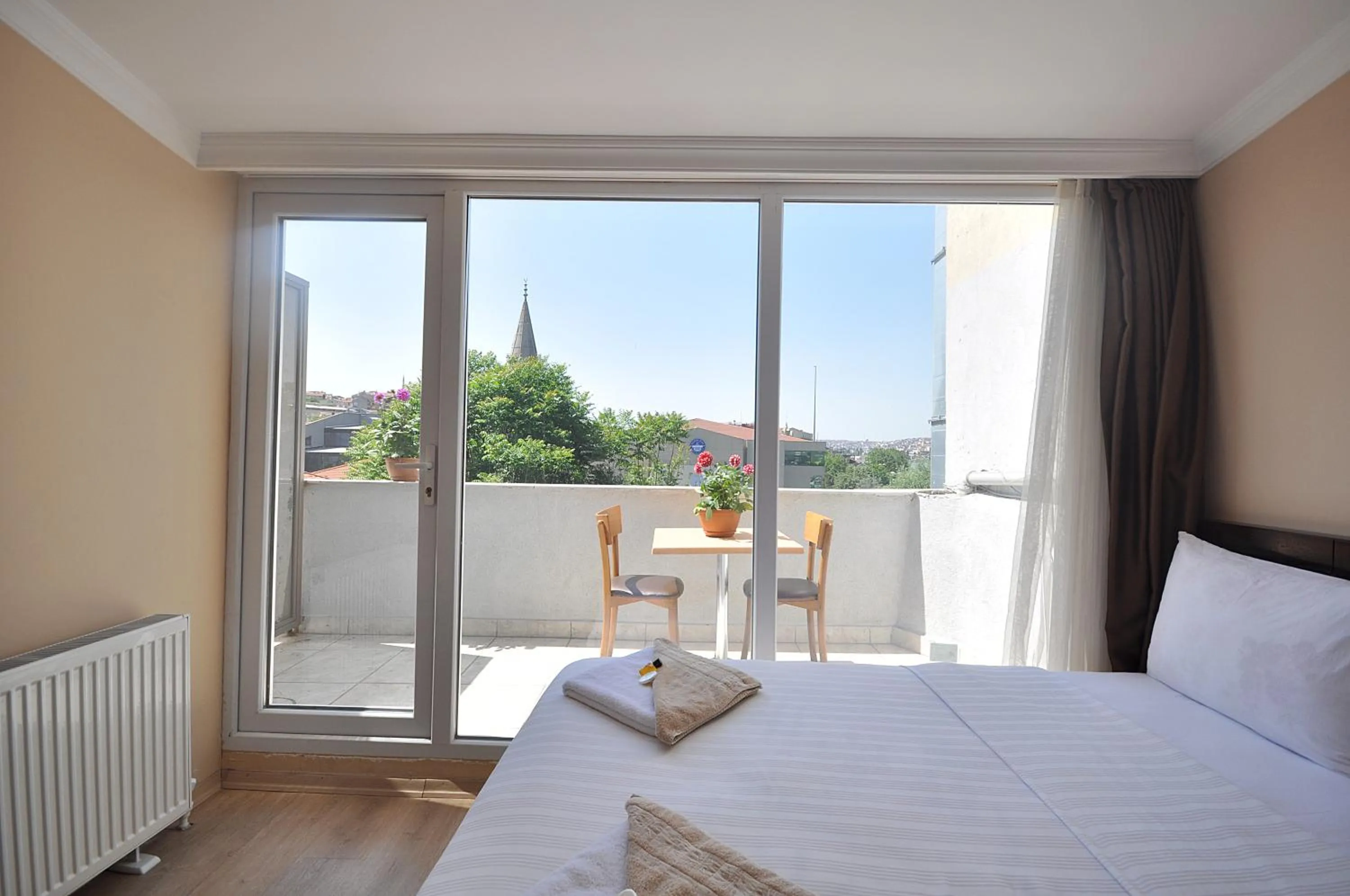 Balcony/Terrace, Bed in Hotel Baykal