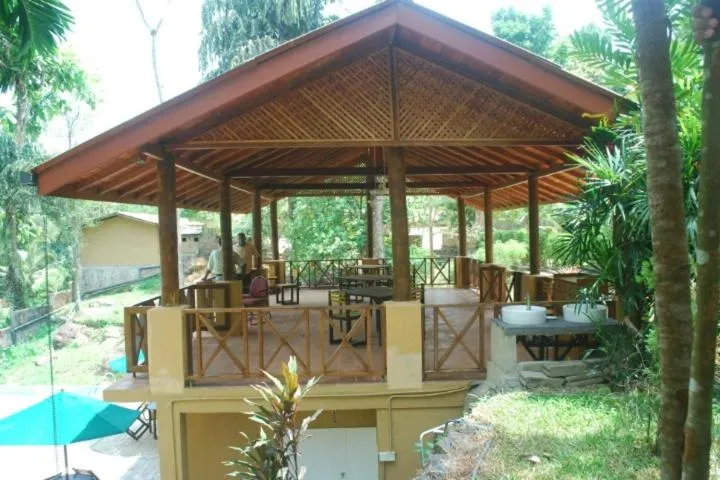 Bopath Falls Rock Chalets