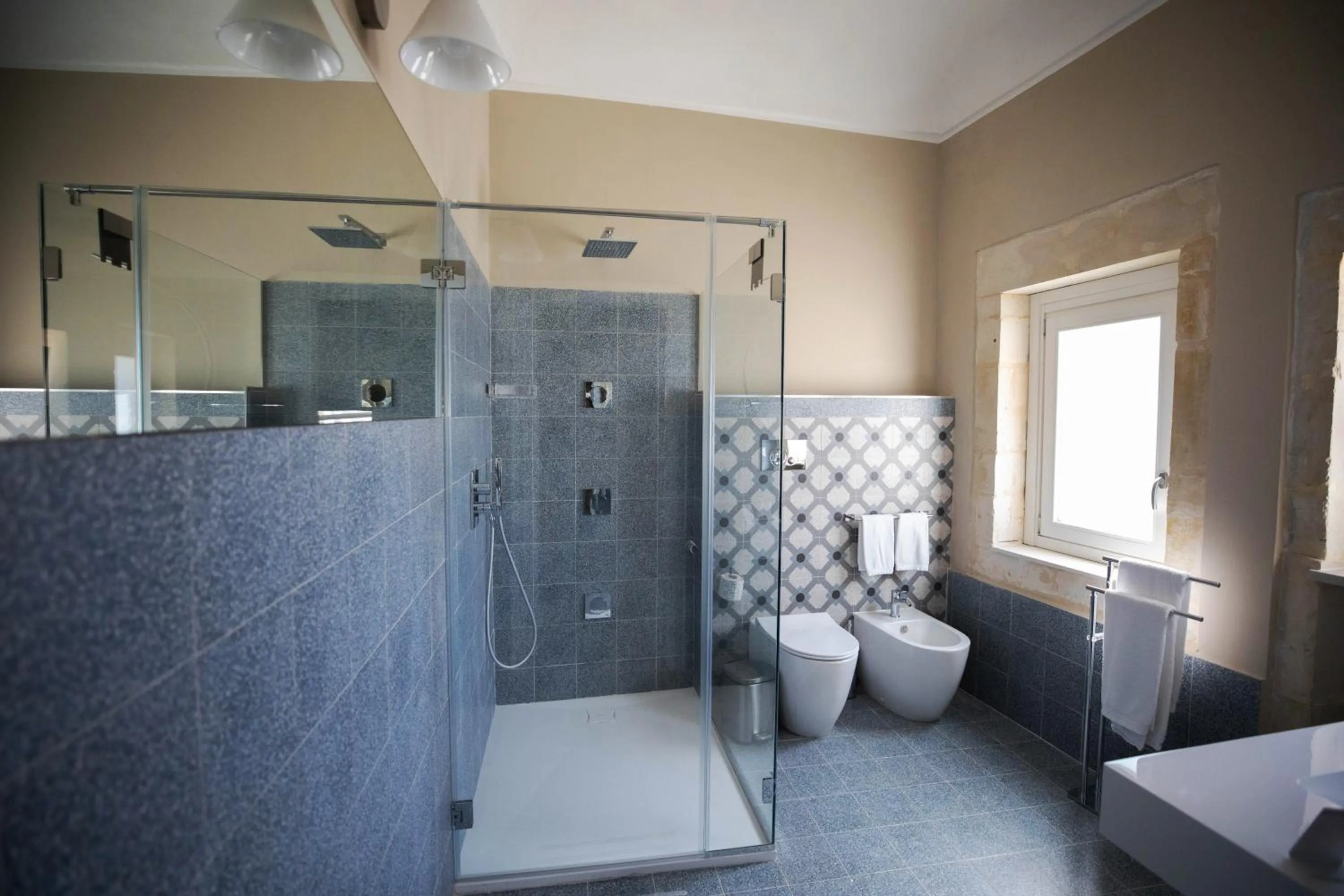 Shower in Lanterne Magiche Ortigia Suites