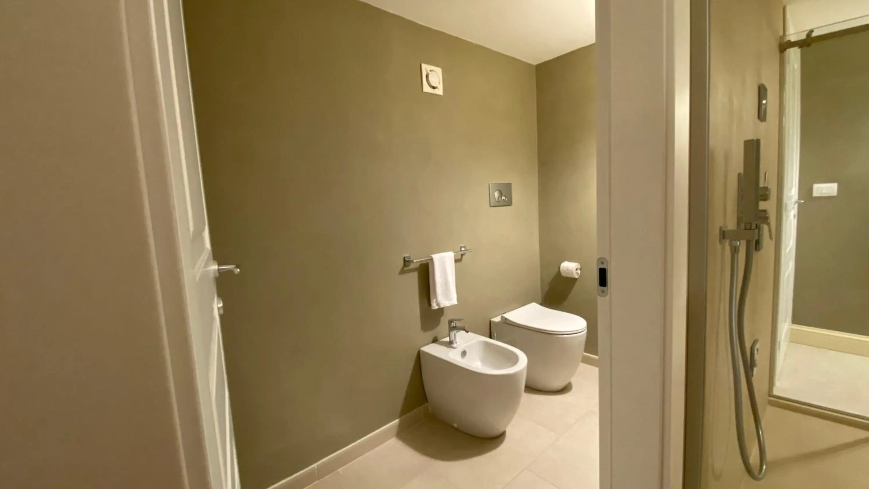 Toilet in Lanterne Magiche Ortigia Suites