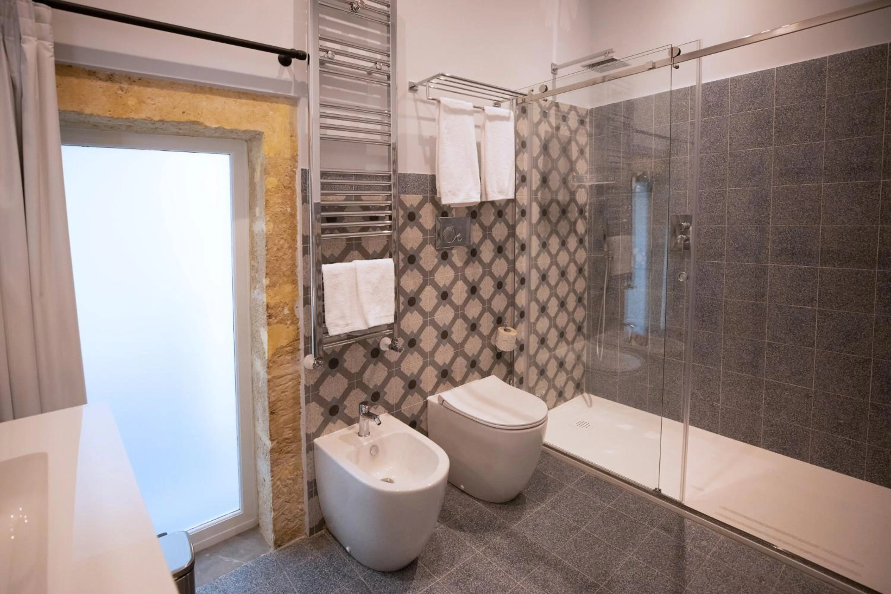 Toilet in Lanterne Magiche Ortigia Suites