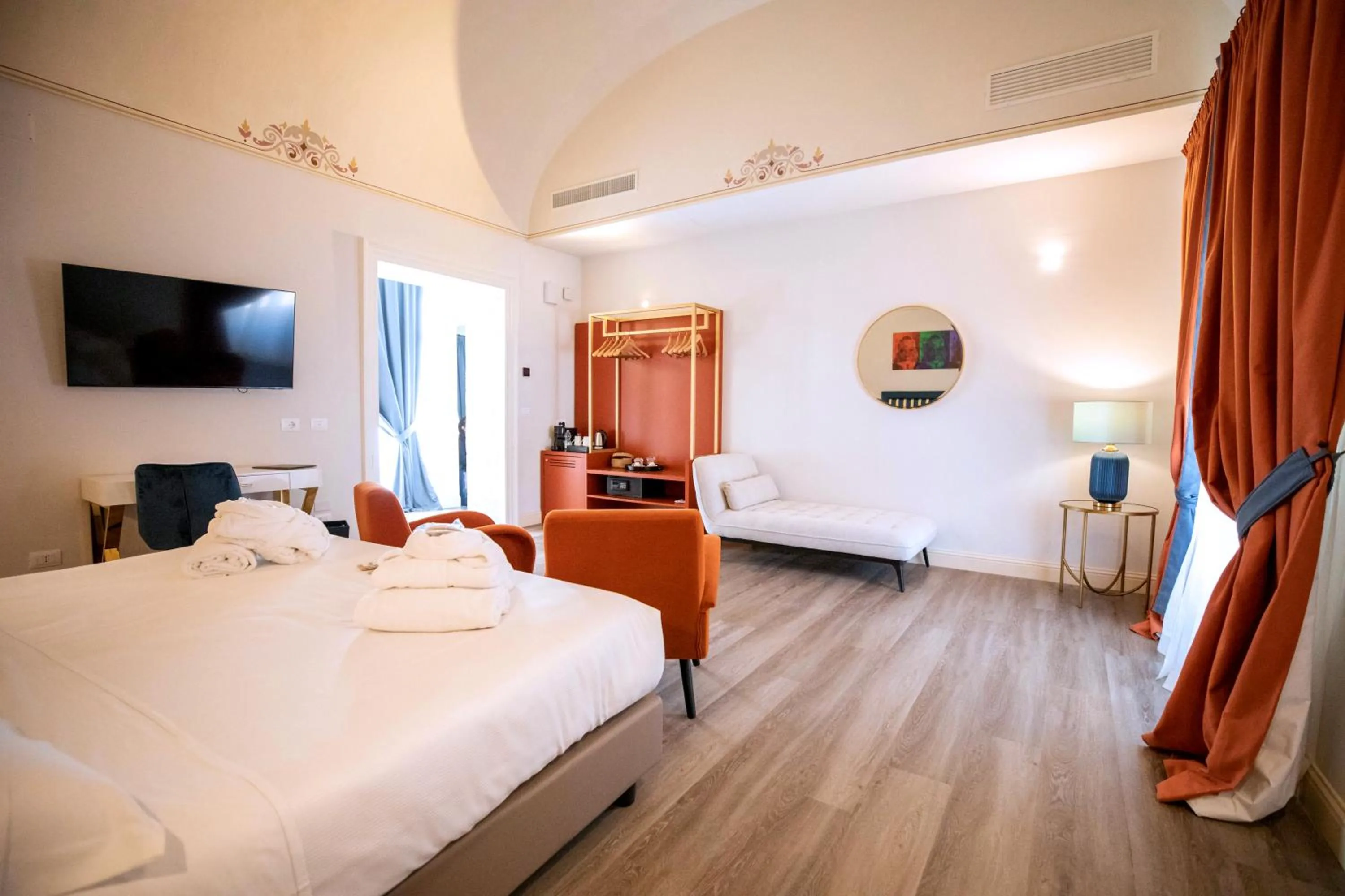 Photo of the whole room, Bed in Lanterne Magiche Ortigia Suites