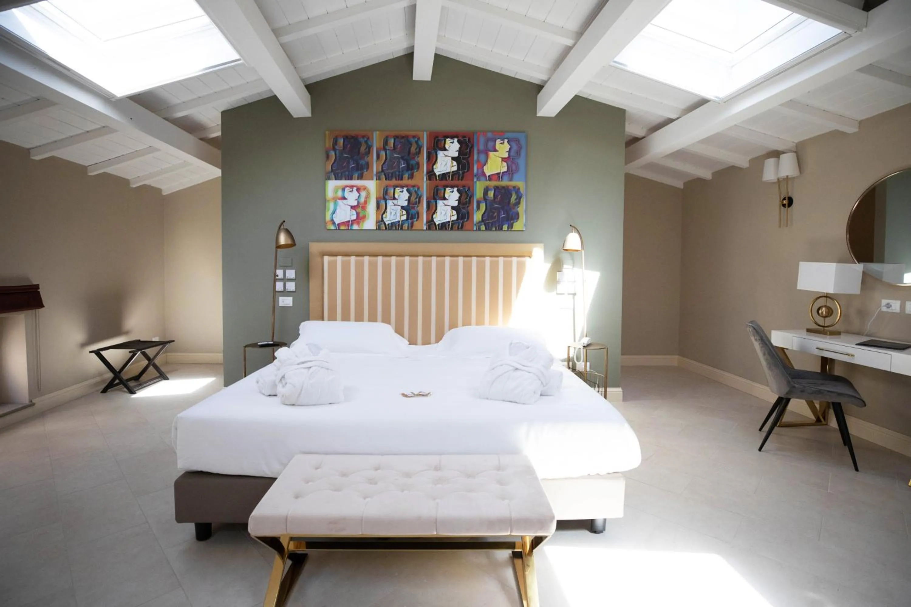 Photo of the whole room, Bed in Lanterne Magiche Ortigia Suites