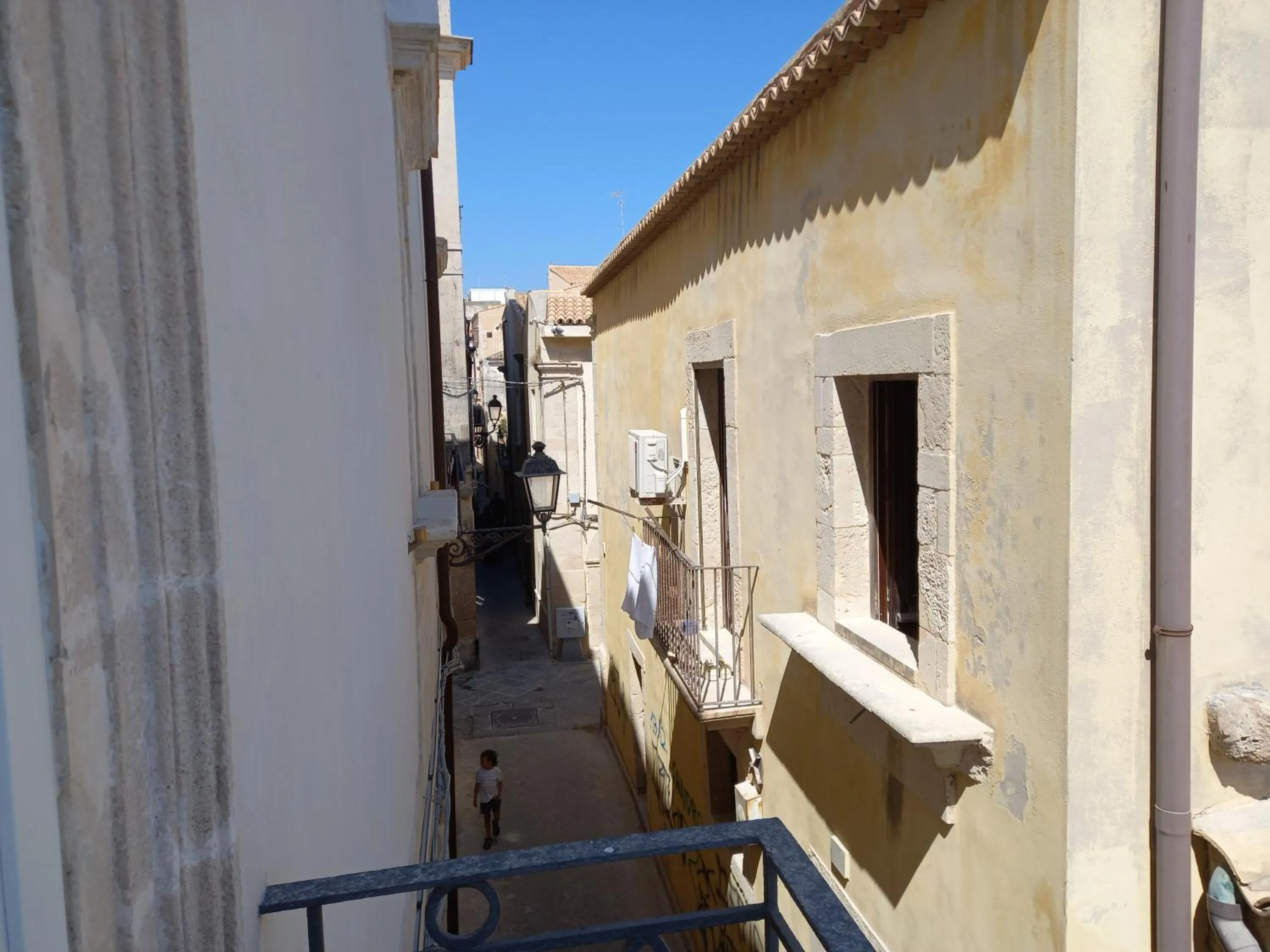 Quiet street view in Lanterne Magiche Ortigia Suites