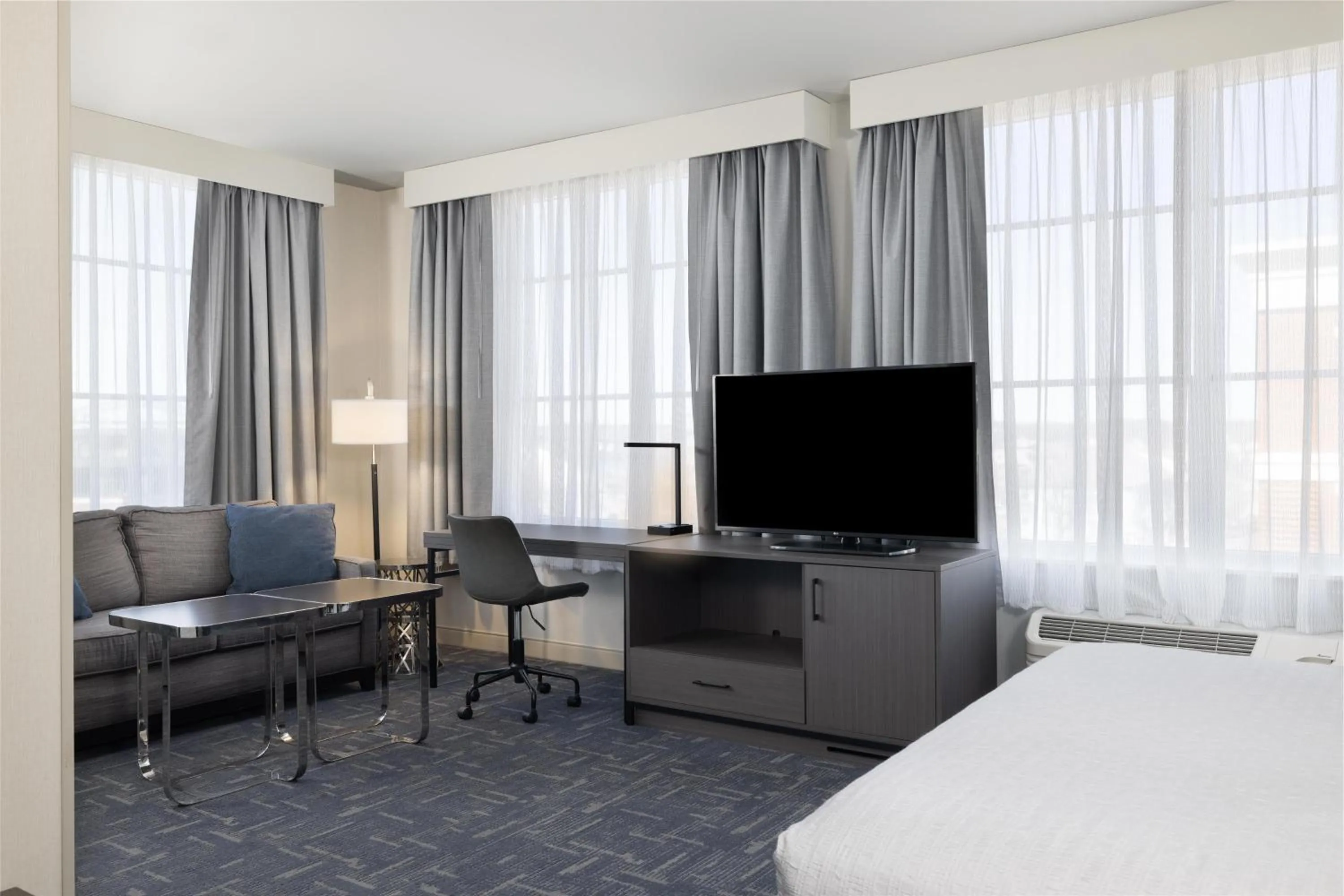 Bedroom, Bed in Hampton Inn & Suites Portsmouth Downtown