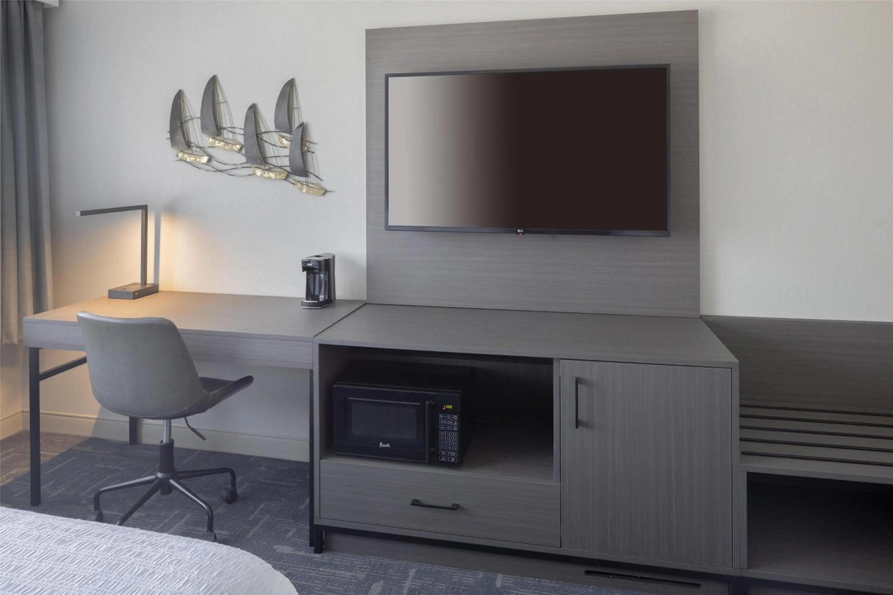 Bedroom in Hampton Inn & Suites Portsmouth Downtown