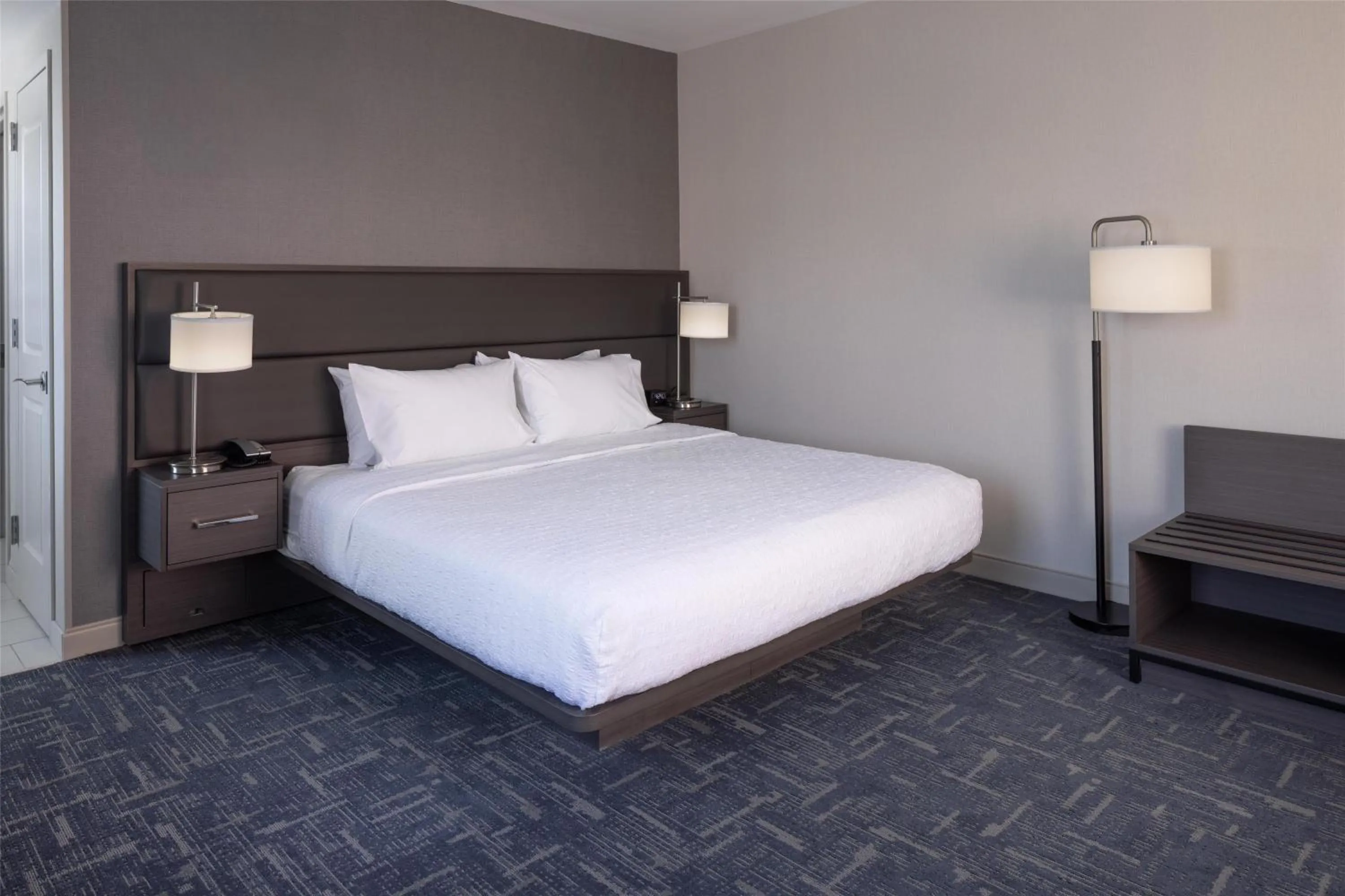 Bed in Hampton Inn & Suites Portsmouth Downtown