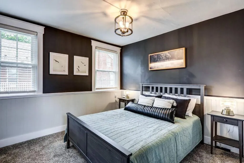 Bed in Cozy Dark & Moody Home New Reno 10 mins to Lanc